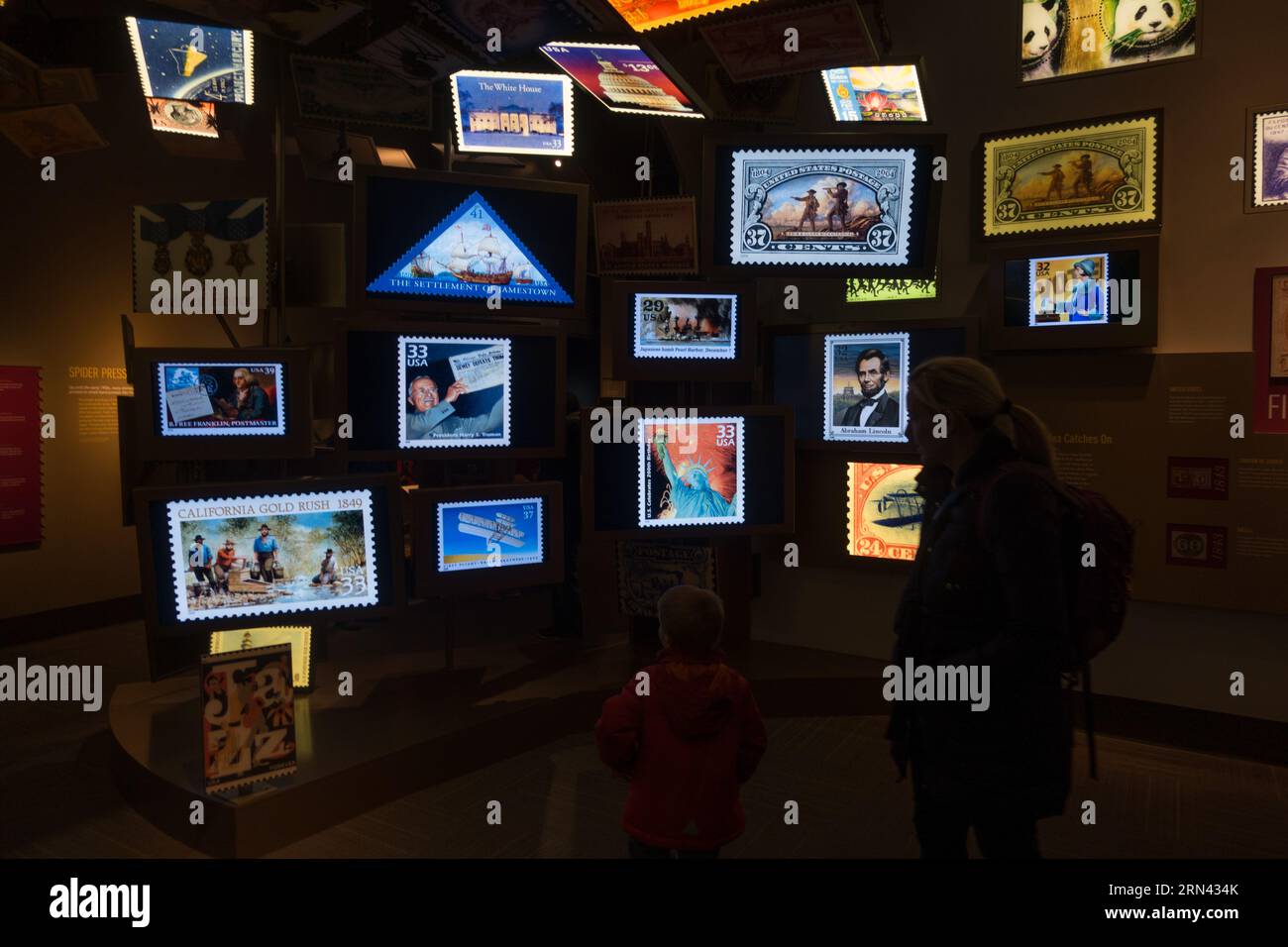 US-Briefmarken Ausstellung Washington DC // DSC-RX100M5 | Brennweite (35 mm äquiv): 24 mm | Verschlusszeit: ¹₅₀ ƒ Sek. | Blende: / 3,2 | ISO 125 | Belichtungsausrichtung: ‒ 2 EV Stockfoto