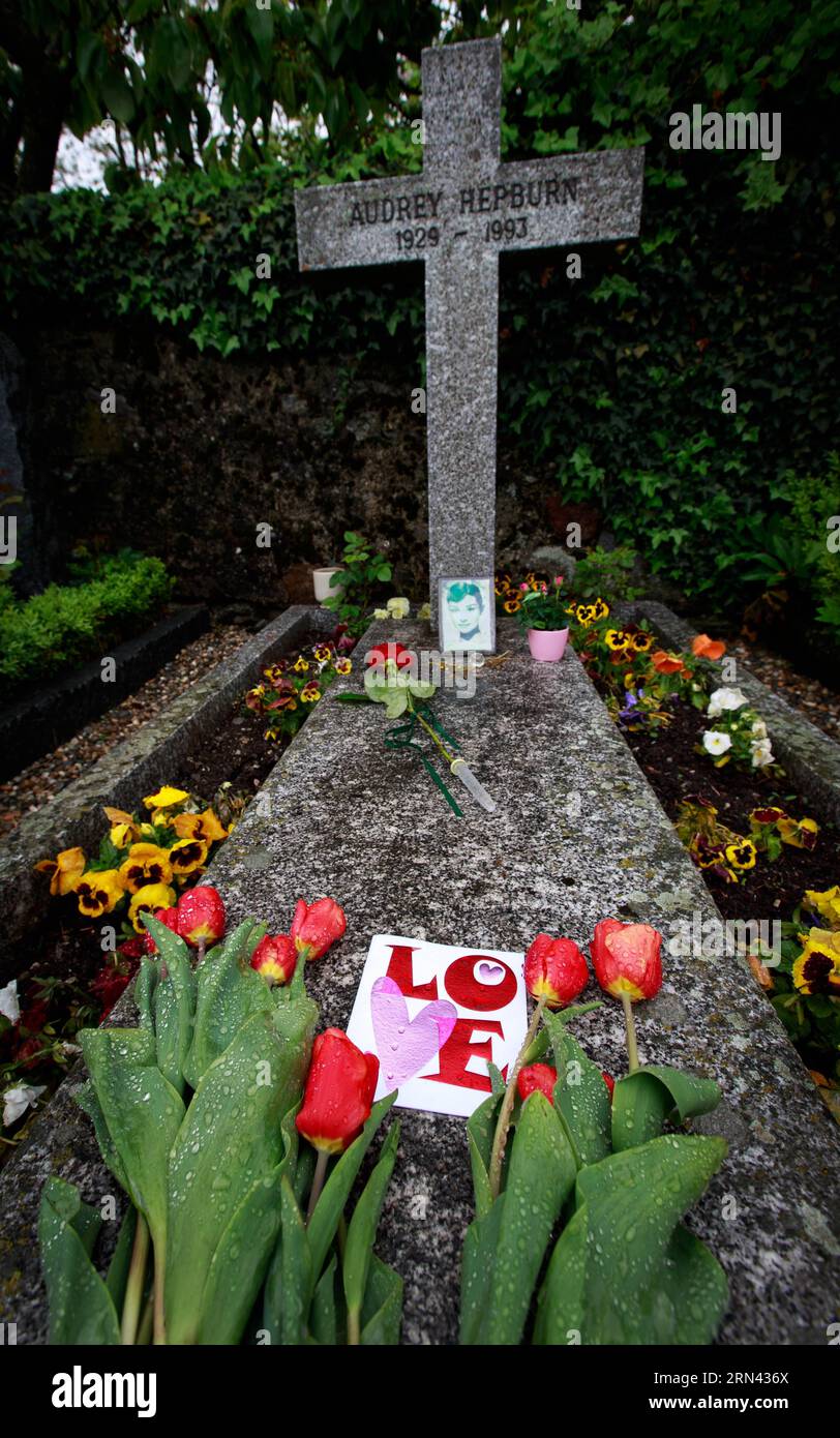 (150504) -- GENF, 4. Mai 2015 -- Blumen werden am Grab der Schauspielerin Audrey Hepburn im Dorf Tolochenaz in der Schweiz, 4. Mai 2015, aufgestellt. Audrey Hepburn, geboren in Brüssel, Belgien, 4. Mai 1929, wurde als Film- und Modesikone im Goldenen Zeitalter Hollywoods anerkannt und vom American Film Institute auch als eine der größten weiblichen Leinwandlegenden in der Geschichte des amerikanischen Kinos angesehen. SCHWEIZ-MORGES-AUDREY HEPBURN-JAHRESTAG XuxJinquan PUBLICATIONxNOTxINxCHN Genf 4. Mai 2015 AUF dem Grab der Schauspielerin Audrey Hepburn im Dorf Tolochenaz in der Schweiz M befinden sich Blumen Stockfoto