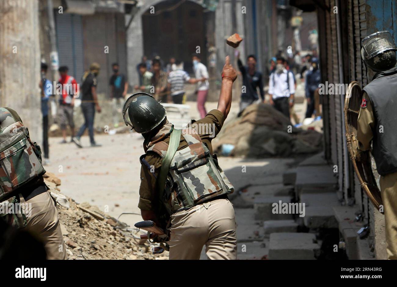 AKTUELLES ZEITGESCHEHEN Straßenkämpfe im indischen SRINAGAR (150505) -- SRINAGAR, 5. Mai 2015 -- ein indischer paramilitärischer Soldat wirft während eines Protestes in Srinagar, der Sommerhauptstadt des von Indien kontrollierten Kaschmirs, am 5. Mai 2015 ein Stück Ziegel auf die Demonstranten Kaschmirs. Die indische Polizei feuerte Tränenrauchgranaten und Gummigeschosse während der Zusammenstöße mit Hunderten von Kashmiri-Protestierenden ab, nachdem sie eine Protestkundgebung angegriffen hatten, die von der pro-indischen Kongresspartei gegen die Koalitionsregierung in dem von Indien kontrollierten Kaschmir organisiert wurde. KASCHMIR-SRINAGAR-CLASH JavedxDar PUBLICATIONxNOTxINxCHN News aktuell am Abend Stockfoto