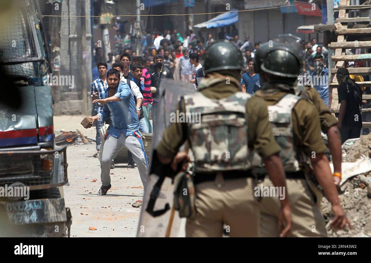 AKTUELLES ZEITGESCHEHEN Straßenkämpfe im indischen SRINAGAR (150505) -- SRINAGAR, 5. Mai 2015 -- Ein Kaschmir-Demonstrant wirft während eines Protestes in Srinagar, der Sommerhauptstadt des von Indien kontrollierten Kaschmirs, am 5. Mai 2015 Ein Stück Ziegel auf indische paramilitärische Truppen. Die indische Polizei feuerte Tränenrauchgranaten und Gummigeschosse während der Zusammenstöße mit Hunderten von Kashmiri-Protestierenden ab, nachdem sie eine Protestkundgebung angegriffen hatten, die von der pro-indischen Kongresspartei gegen die Koalitionsregierung in dem von Indien kontrollierten Kaschmir organisiert wurde. KASHMIR-SRINAGAR-CLASH JavedxDar PUBLICATIONxNOTxINxCHN News aktuell sogar Stockfoto