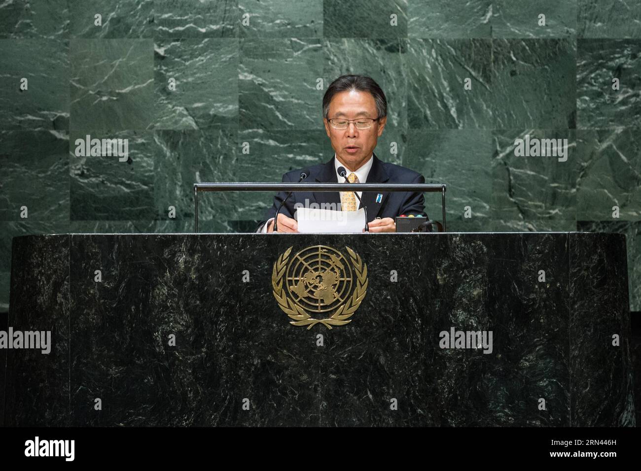 (150505) -- NEW YORK, 5. Mai 2015 -- Motohide Yoshikawa, Japans ständiger Vertreter bei den Vereinten Nationen, spricht während eines Sondertreffens der UN-Generalversammlung zum Gedenken an alle Opfer des Zweiten Weltkriegs am 5. Mai 2015 im UN-Hauptquartier in New York. Am Dienstag fand hier ein Sondertreffen der UN-Generalversammlung (GA) statt, um der Opfer des Zweiten Weltkriegs zu gedenken. ) UN-NEW YORK-WWII-GEDENKEN LixMuzi PUBLICATIONxNOTxINxCHN New YORK 5. Mai 2015 Motohide Yoshikawa Japan S ständiger Vertreter bei den Vereinten Nationen spricht während einer Sondersitzung der UN-Generalversammlung zum Gedenken Stockfoto