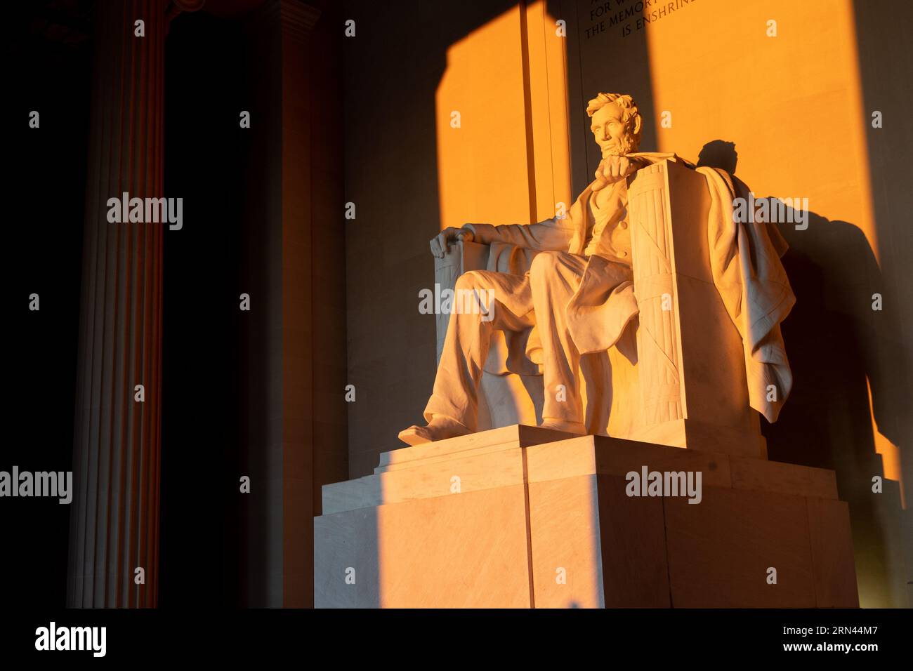 WASHINGTON DC, Vereinigte Staaten – das Lincoln Memorial, das Abraham Lincoln, dem 16. Präsidenten der Vereinigten Staaten, gewidmet ist, gilt als Wahrzeichen der National Mall. Es symbolisiert das Engagement der Nation für Einheit und Gleichheit, wobei Lincolns Figur den Vorsitz über den Reflecting Pool führt und Inschriften seiner berühmten Reden in seine Wände eingeätzt sind. Stockfoto