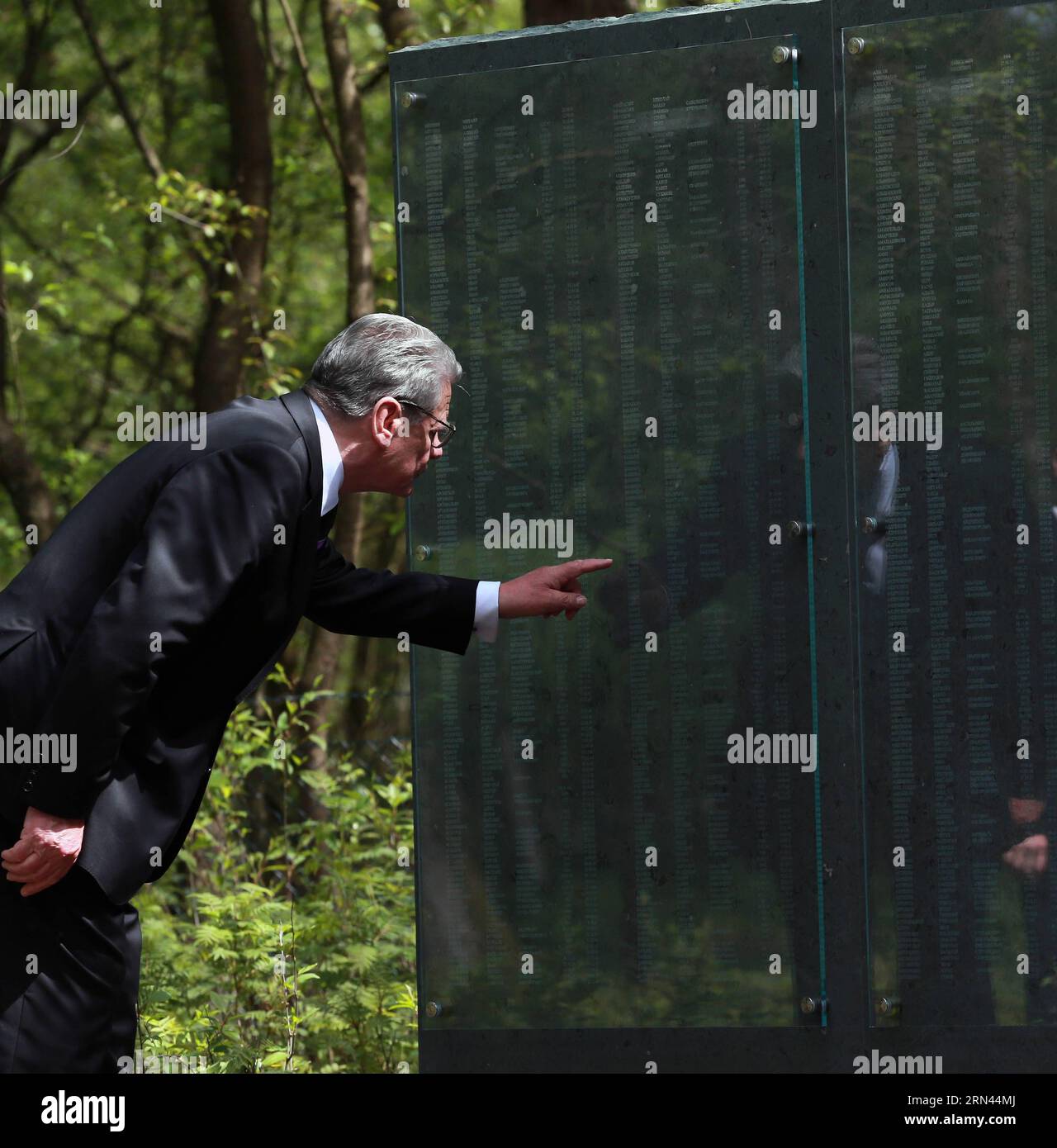 (150506) -- SCHLOSS HOLTE-STUKENBROCK, 6. Mai 2015 -- Bundespräsident Joachim Gauck liest Inschriften während einer Zeremonie zum 70. Jahrestag des Endes des Zweiten Weltkriegs auf dem Gedenkfriedhof des Kriegsgefangenenlagers für Sowjets in Schloss Holte-Stukenbrock, Deutschland, am 6. Mai 2015. ) DEUTSCHLAND-SCHLOSS HOLTE-STUKENBROCK-JOACHIM GAUCK-WWII-GEDENKEN LuoxHuanhuan PUBLICATIONxNOTxINxCHN Schloss holte Stukenbrock 6. Mai 2015 Bundespräsident Joachim Gauck liest Inschriften während einer Zeremonie zum 70. Jahrestag des Weltuntergangs war II Stockfoto