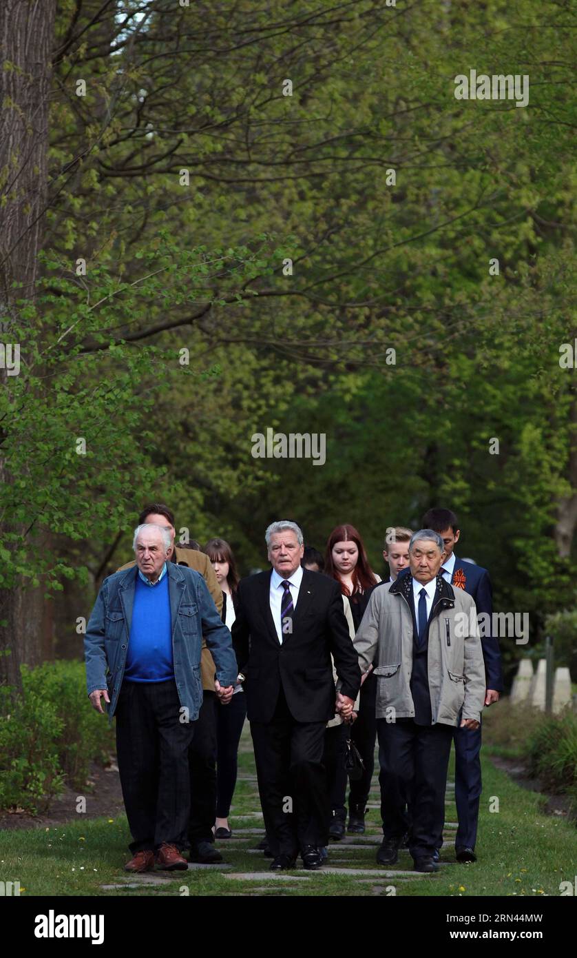 (150506) -- SCHLOSS HOLTE-STUKENBROCK, 6. Mai 2015 -- Bundespräsident Joachim Gauck (Front, C) und Lew Frankfurt (Front, L), Überlebender des Kriegsgefangenenlagers, nehmen Sie an einer Zeremonie zum 70. Jahrestag des Endes des Zweiten Weltkriegs auf dem Gedenkfriedhof des Kriegsgefangenenlagers für Sowjets in Schloss Holte-Stukenbrock am 6. Mai 2015 Teil. ) (Djj) GERMANY-SCHLOSS HOLTE-STUKENBROCK-JOACHIM GAUCK-WWII-GEDENKEN LuoxHuanhuan PUBLICATIONxNOTxINxCHN 150506 Schloss holte Stukenbrock am 6. Mai 2015 Präsident der Bundesrepublik Deutschland Joachim Gauck Front C und Lev Frankfurt Front l a Stockfoto