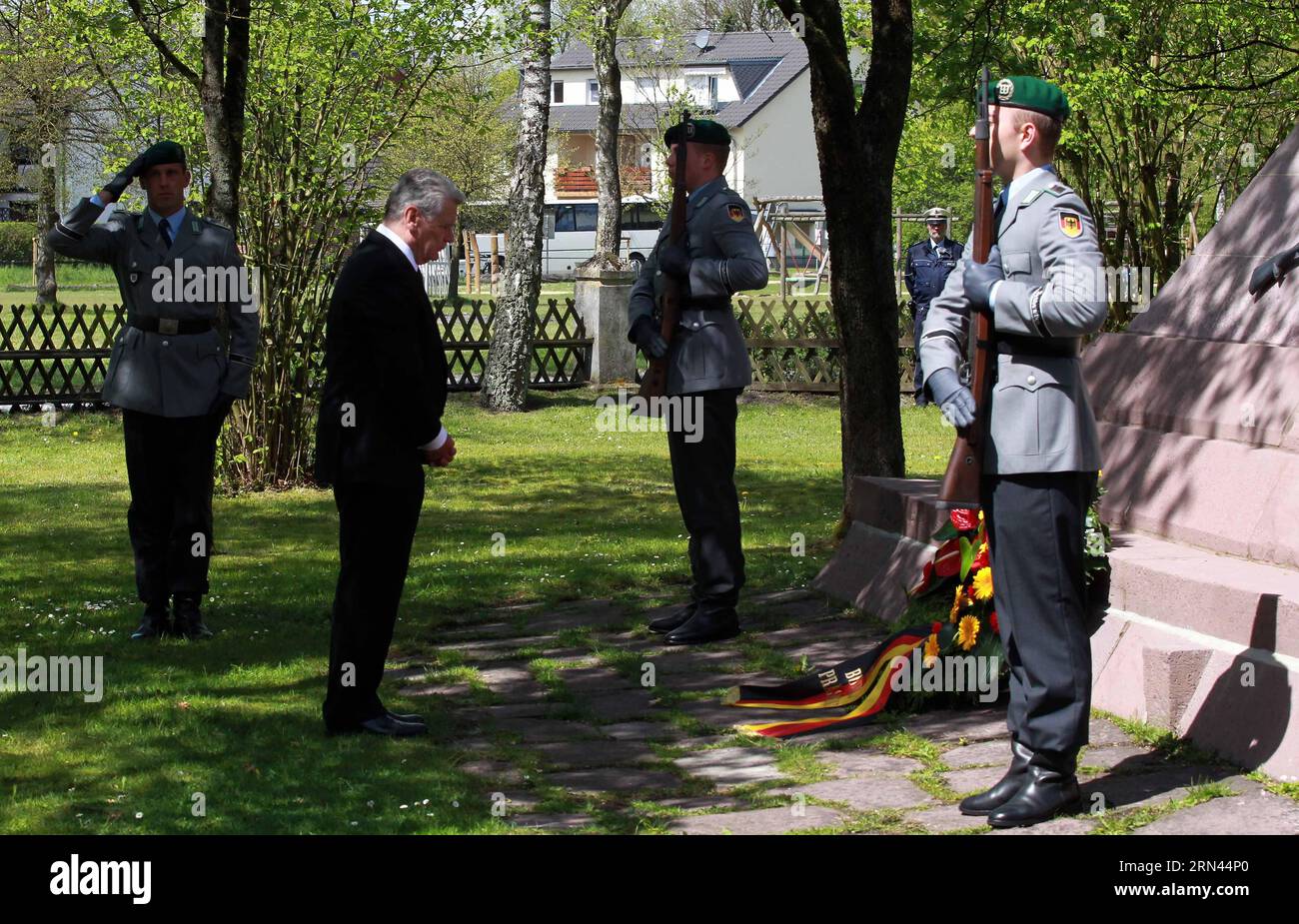 (150506) -- SCHLOSS HOLTE-STUKENBROCK, 6. MAI 2015 -- Bundespräsident Joachim Gauck (2. L) legt am 6. Mai 2015 auf dem Friedhof des Kriegsgefangenenlagers für Sowjets in Schloss Holte-Stukenbrock einen Kranz zum 70. Jahrestag des Endes des Zweiten Weltkriegs. DEUTSCHLAND-SCHLOSS HOLTE-STUKENBROCK-JOACHIM GAUCK-WWII-GEDENKEN LuoxHuanhuan PUBLICATIONxNOTxINxCHN Schloss holte Stukenbrock 6. Mai 2015 Bundespräsident Joachim Gauck 2. L legt einen Trauergesang anlässlich des 70. Jahrestages des Weltuntergangs II Stockfoto