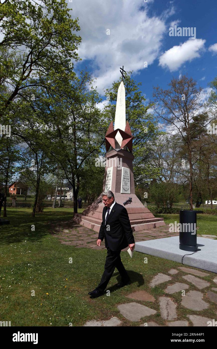 (150506) -- SCHLOSS HOLTE-STUKENBROCK, 6. Mai 2015 -- Bundespräsident Joachim Gauck nimmt am 6. Mai 2015 an einer Zeremonie zum 70. Jahrestag des Endes des Zweiten Weltkriegs auf dem Gedenkfriedhof des Kriegsgefangenenlagers für Sowjets in Schloss Holte-Stukenbrock Teil. ) (Djj) DEUTSCHLAND-SCHLOSS HOLTE-STUKENBROCK-JOACHIM GAUCK-WWII-GEDENKEN LuoxHuanhuan PUBLICATIONxNOTxINxCHN Schloss holched Stukenbrock 6. Mai 2015 Bundespräsident Joachim Gauck nimmt an einer Zeremonie zum 70. Jahrestag des Endes der Welt war II AUF dem Gedenkfriedhof der P Teil Stockfoto