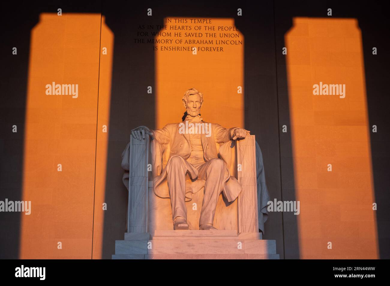 WASHINGTON DC, Vereinigte Staaten – das Lincoln Memorial, das Abraham Lincoln, dem 16. Präsidenten der Vereinigten Staaten, gewidmet ist, gilt als Wahrzeichen der National Mall. Es symbolisiert das Engagement der Nation für Einheit und Gleichheit, wobei Lincolns Figur den Vorsitz über den Reflecting Pool führt und Inschriften seiner berühmten Reden in seine Wände eingeätzt sind. Stockfoto
