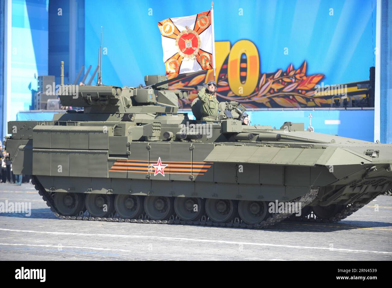 (150507) -- MOSKAU, Mai. 7, 2015 – Ein schweres Infanteriefahrzeug wird am 7. Mai 2015 auf dem Roten Platz in Moskau während der letzten Probe für die Militärparade am Siegtag gesehen. Russland feiert den 70. Jahrestag des Sieges von 1945 über Nazi-Deutschland am 9. Mai. RUSSLAND-MOSKAU-WWII JAHRESPARADE-PROBE DaixTianfang PUBLICATIONxNOTxINxCHN Moskau 7. Mai 2015 ein schweres Infanteriefahrzeug IST Seen auf dem Moskauer Roten Platz AM 7. Mai 2015 während der abschließenden Probe für den Siegtag der Militärparade feiert Russland den 70. JAHRESTAG des Sieges 1945 über Nazi Deutschland O Stockfoto