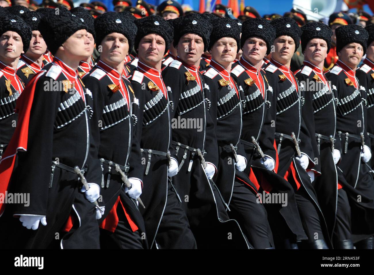 (150507) -- MOSKAU, Mai. 7. Mai 2015 – Soldaten des Bataillons der Kuban-Kosaken marschieren am 7. Mai 2015 auf dem Roten Platz Moskaus während der letzten Probe für die Militärparade am Siegtag. Russland feiert den 70. Jahrestag des Sieges von 1945 über Nazi-Deutschland am 9. Mai. RUSSLAND-MOSKAU-WWII JAHRESTAG-PARADE-PROBE DaixTianfang PUBLICATIONxNOTxINxCHN Moskau 7. Mai 2015 Soldaten des Bataillons der Kuban-Kosaken marschieren AM 7. Mai 2015 auf dem Roten Platz in Moskau während der letzten Probe für die Militärparade zum Siegtag Russland feiert den 70. Jahrestag des Sieges 1945 Stockfoto