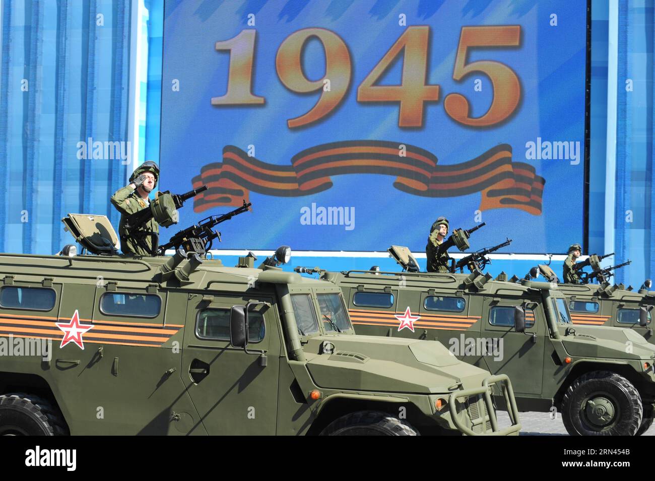 (150507) -- MOSKAU, Mai. 7, 2015 – Ein Mobilitätsfahrzeug der GAZ Tiger Infanterie wird am 7. Mai 2015 auf dem Roten Platz in Moskau während der letzten Probe für die Militärparade am Siegtag gesehen. Russland feiert den 70. Jahrestag des Sieges von 1945 über Nazi-Deutschland am 9. Mai. RUSSLAND-MOSKAU-WWII JAHRESPARADE-PROBE DaixTianfang PUBLICATIONxNOTxINxCHN Moskau 7. Mai 2015 ein Gaz Tiger Infantry Mobilitätsfahrzeug IST Seen auf dem Moskauer Roten Platz AM 7. Mai 2015 während der letzten Probe für den Siegtag der Militärparade feiert Russland den 70. JAHRESTAG des Sieges 1945 über Na Stockfoto
