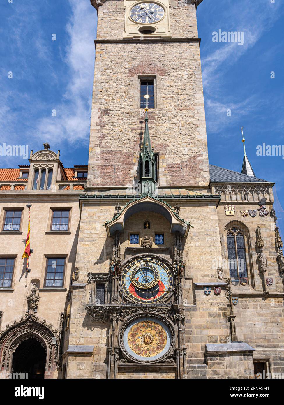 Die astronomische Uhr und ihr Turm, altes Rathaus in Prag. Sie stammt aus dem 15. Jahrhundert und ist die älteste bekannte Arbeitsuhr. Stockfoto