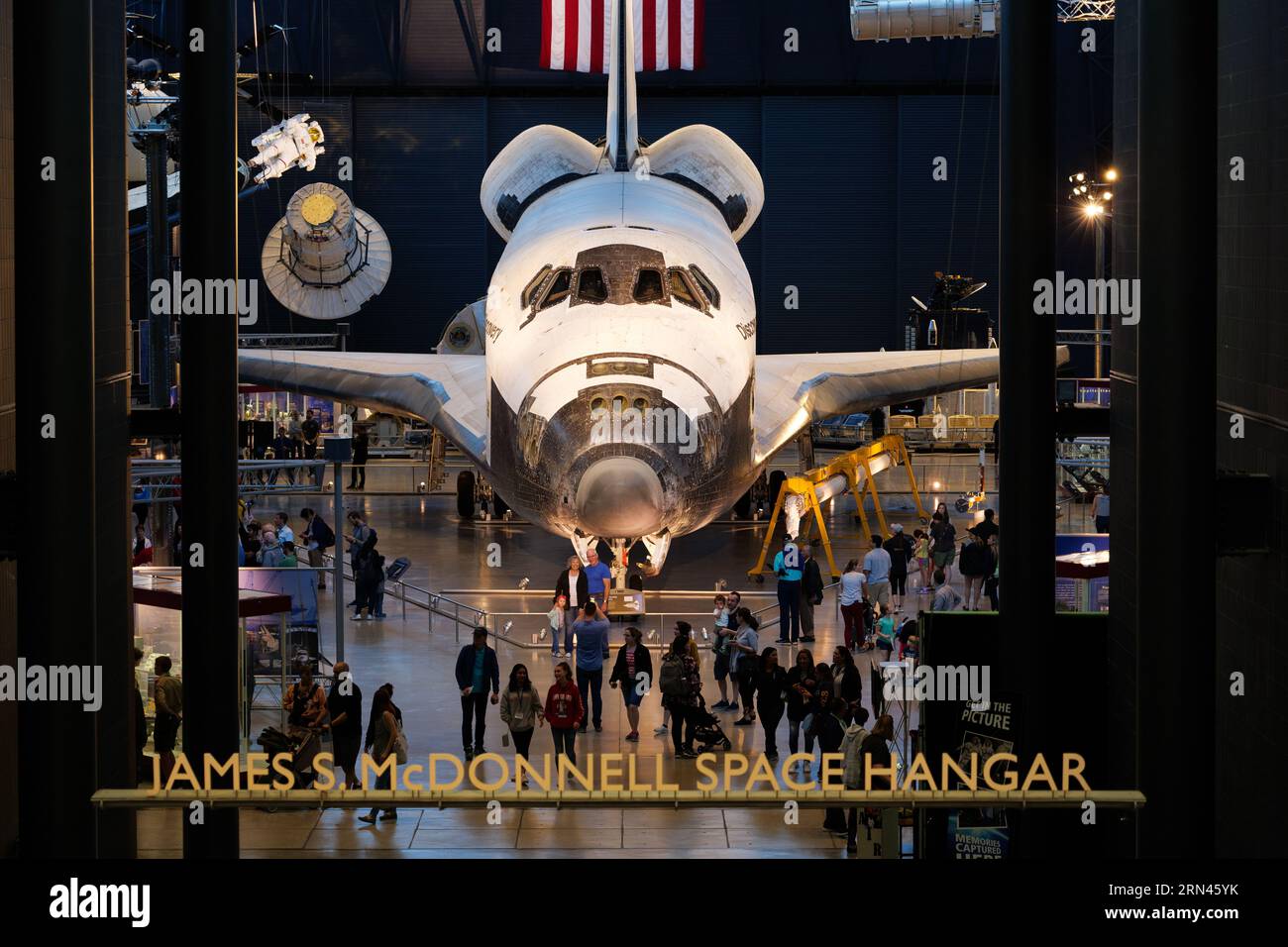 Space Shuttle Discovery Udvar-Hazy Center Chantilly Virginia // CHANTILLY, Virginia — Space Shuttle Discovery wird im Udvar-Hazy Center, einem nebengebäude des Smithsonian National Air and Space Museum, ausgestellt. Die Discovery absolvierte 39 Missionen in 27 Dienstjahren, bevor sie 2011 in den Ruhestand ging, was sie zum meistgeflogenen Orbiter der NASA machte. Das Shuttle setzte 1990 das Hubble Space Telescope ein und beteiligte sich am Bau der Internationalen Raumstation. Das 2003 eröffnete Udvar-Hazy Center beherbergt die Sammlung von Flugzeugen und Raumfahrzeugen, die zu groß für die Ausstellung A sind Stockfoto