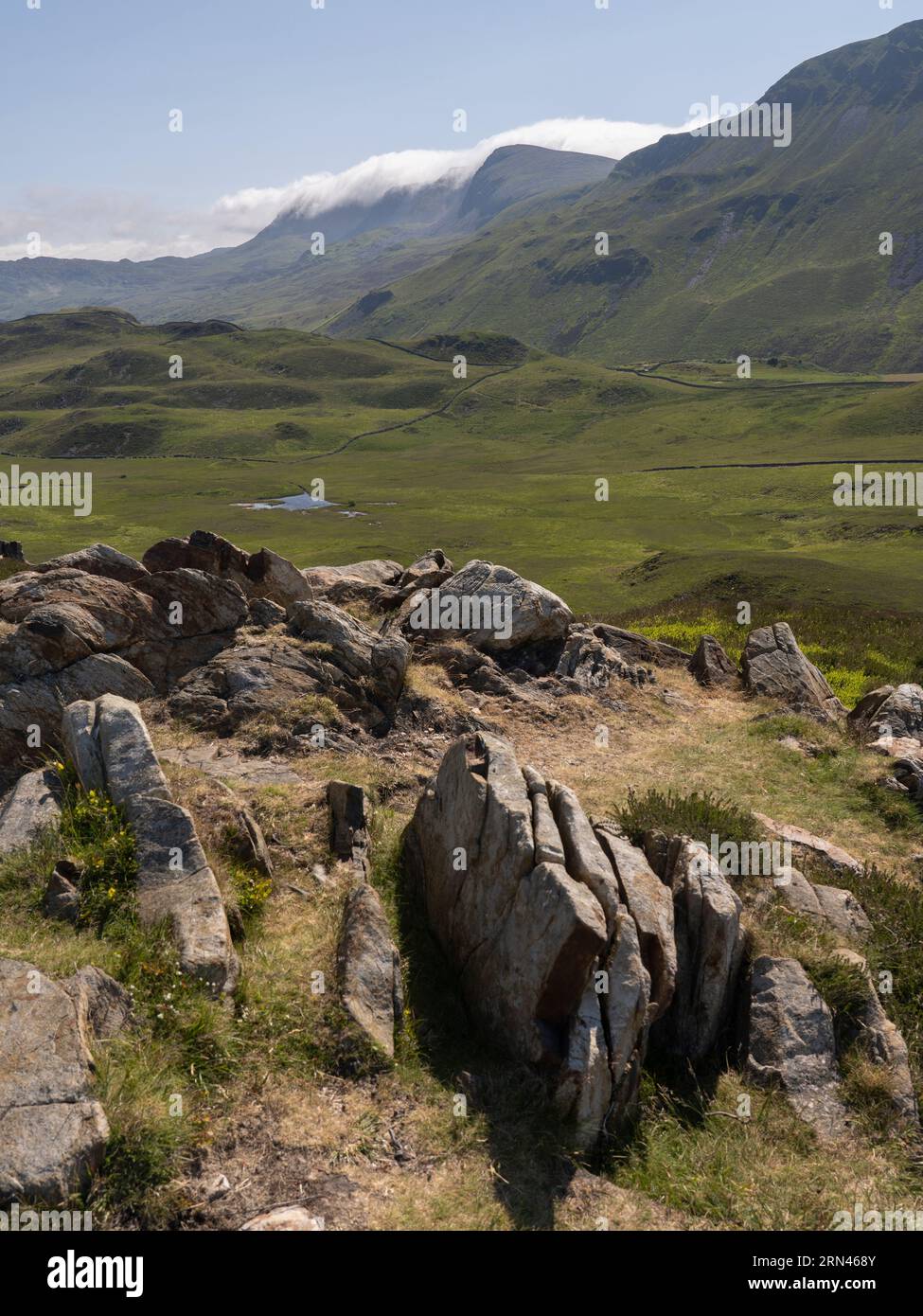 Cadair Idris und umliegendes Ackerland aus Pared y Cefn-hir, Llynnau Creggenen, Dolgellau, Wales Stockfoto