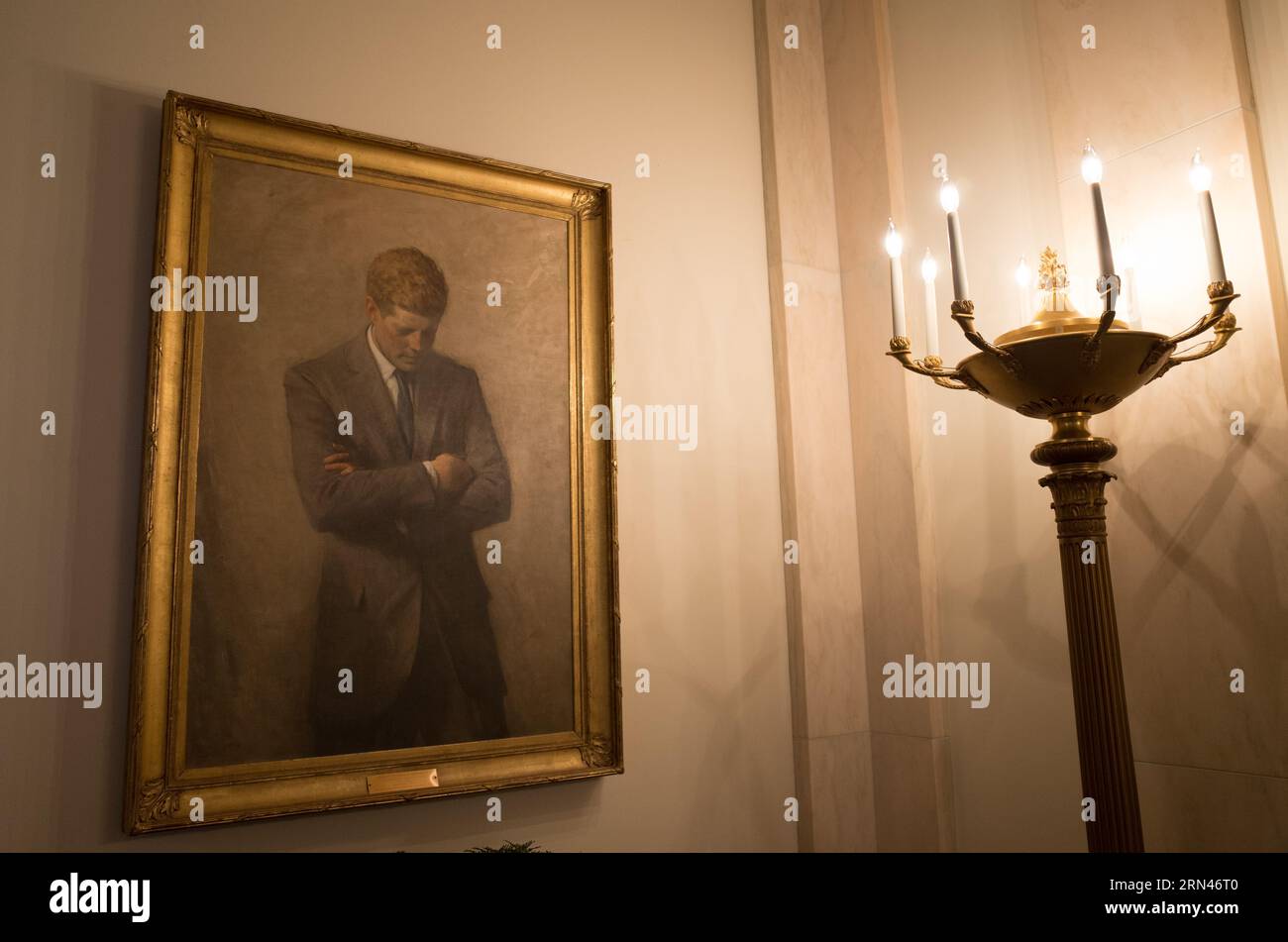 John F Kennedy Portrait White House Washington DC // WASHINGTON DC, USA – das offizielle Porträt von John F. Kennedy, gemalt von Aaron Shikler, hängt im Weißen Haus. Dieses posthume Porträt, das 1970 von Jacqueline Kennedy in Auftrag gegeben wurde, zeigt den 35. Präsidenten in kontemplativer Pose mit gekreuzten Armen und nach unten gerichteten Augen, wobei er von traditionellen Konventionen des Präsidenten abweicht und das Gefühl des Verlustes der Nation nach Kennedys Ermordung erfasst. Stockfoto