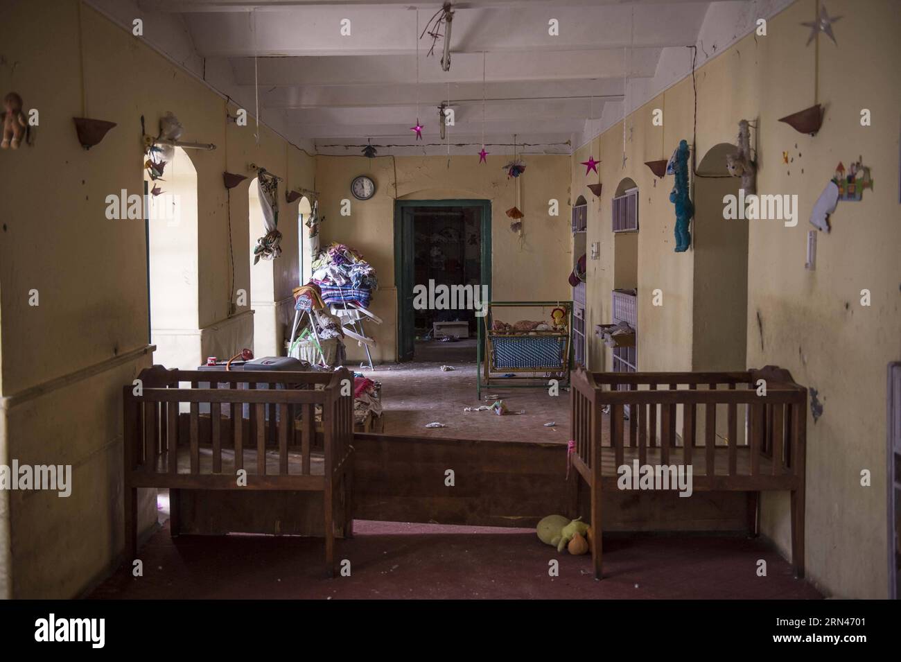 (150509) -- KATHMANDU, 9. Mai 2015 -- Foto vom 9. Mai 2015 zeigt ein Waisenhaus, das beim Erdbeben in Kathmandu, der Hauptstadt Nepals, beschädigt wurde. ) (Zhf) NEPAL-KATHMANDU-ERDBEBEN-WAISENHAUS LuixSiuxWai PUBLICATIONxNOTxINxCHN Kathmandu 9. Mai 2015 Foto vom 9. Mai 2015 zeigt dem Waisenhaus, was beim Erdbeben in der nepalesischen Hauptstadt Kathmandu beschädigt wurde zhf Nepal Kathmandu Erdbeben-Waisenhaus LuixSiuxWai PUBLICATIOxCHTxN Stockfoto