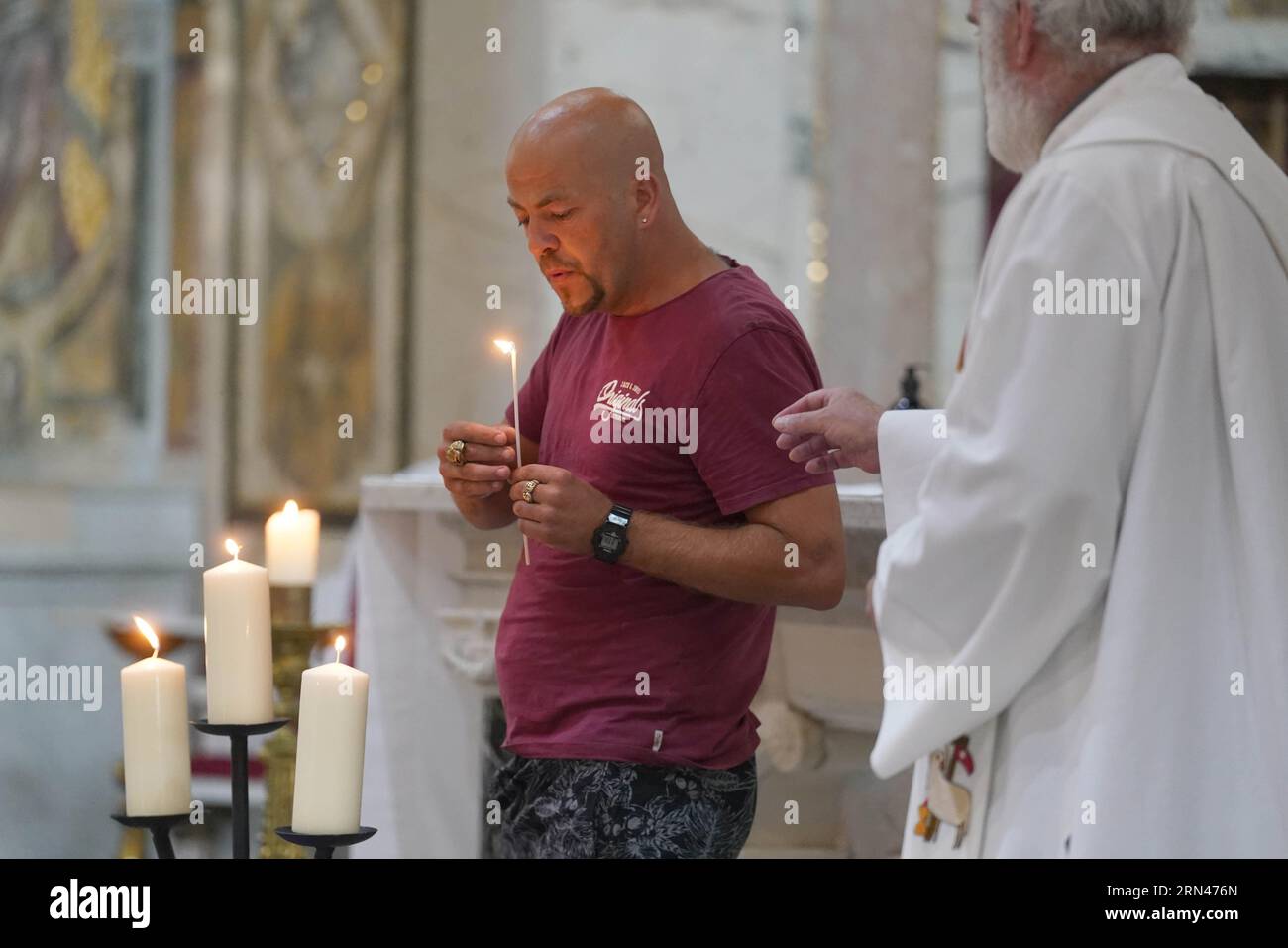 Thomas O’Reilly’s Bruder Michael zündet eine Kerze an, während einer Mahnwache in der St. John the Baptist Church in Cashel, zum Gedenken an seine drei Familienmitglieder Thomas O’Reilly, 45, seine Frau Bridget O’Reilly, 46, und ihren dreijährigen Enkel Tom O’Reilly, der am 29. August bei einem Einfahrzeugkollision in Cashel ums Leben kam. Bilddatum: Donnerstag, 31. August 2023. Stockfoto