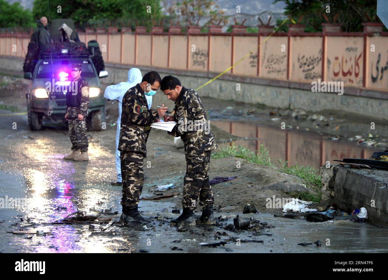 (150510) -- KABUL, 10. Mai 2015 -- afghanische Soldaten inspizieren den Ort eines Selbstmordattentats in Kabul, Afghanistan, am 10. Mai 2015. Drei Menschen wurden getötet und 16 weitere verletzt, als ein Selbstmordattentäter am Sonntag den Bus der Mitarbeiter des Generalstaatsanwalts auf der Darul Aman Straße am westlichen Rand der Stadt Kabul Angriff, sagte ein Beamter. )(zhf) AFGHANISTAN-KABUL-SELBSTMORDATTENTAT AhmadxMassoud PUBLICATIONxNOTxINxCHN 150 510 Kabul 10. Mai 2015 afghanische Soldaten inspizieren die Stätte eines Selbstmordattentats in Kabul Afghanistan AM 10. Mai 2015 wurden 3 Prominente GETÖTET und 16 andere als Suici verwundet Stockfoto