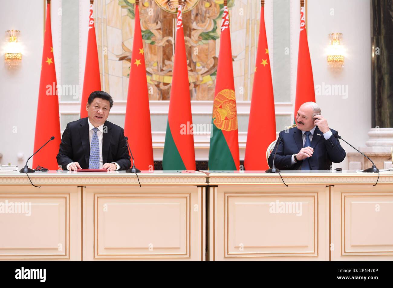 Der chinesische Präsident Xi Jinping (L) und der belarussische Präsident Alexander Lukaschenko nehmen nach ihren Gesprächen in Minsk, der Hauptstadt von Belarus, am 10. Mai 2015 an einer gemeinsamen Pressekonferenz Teil. XI kam hier am Sonntag zu einem dreitägigen Staatsbesuch in Belarus an, der erste von einem chinesischen Staatsoberhaupt seit 14 Jahren. ) (mt) WEISSRUSSLAND-MINSK-XI JINPING-ALEXANDER LUKASCHENKO-PRESSEKONFERENZ (CN) XiexHuanchi PUBLICATIONxNOTxINxCHN der chinesische Präsident Xi Jinping l und der belarussische Präsident Alexander LUKASCHENKO nehmen an einer gemeinsamen Pressekonferenz Teil, nachdem sie am 10. Mai 2015 in Minsk, der Hauptstadt von Belarus, Gespräche geführt haben Stockfoto