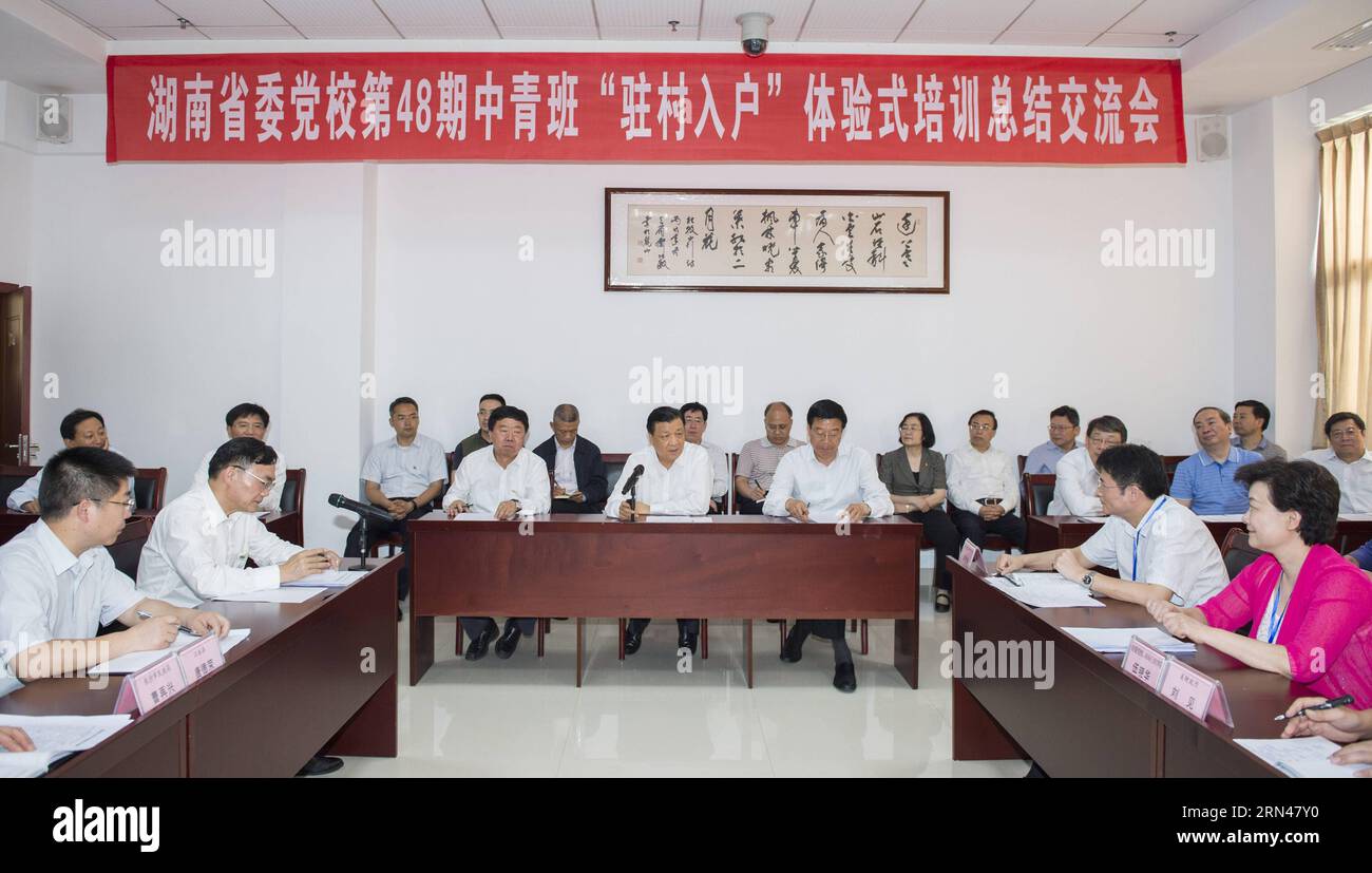 Liu Yunshan (C hinten), Mitglied des Ständigen Ausschusses des Politischen Büros des Zentralkomitees der Kommunistischen Partei Chinas (KPCh) und Sekretär des Sekretariats des Zentralkomitees der KPCh, besucht am 10. Mai 2015 die Provinzpartei-Schule von Hunan in Changsha, Provinz Hunan in Zentralchina. Liu hatte vom 8. Bis 11. Mai eine Besichtigungstour in Hunan.) (Zkr) CHINA-HUNAN-LIU YUNSHAN-INSPECTION(CN) WangxYe PUBLICATIONxNOTxINxCHN Liu Yunshan C Heck ein Mitglied des Thing Committee des Politischen Büros des Zentralkomitees der Kommunistischen Partei Chinas und Sekretär des Sekretariats von Stockfoto Liu Yunshan (C hinten), Mitglied des Ständigen Ausschusses des Politischen Büros des Zentralkomitees der Kommunistischen Partei Chinas (KPCh) und Sekretär des Sekretariats des Zentralkomitees der KPCh, besucht am 10. Mai 2015 die Provinzpartei-Schule von Hunan in Changsha, Provinz Hunan in Zentralchina. Liu hatte vom 8. Bis 11. Mai eine Besichtigungstour in Hunan.) (Zkr) CHINA-HUNAN-LIU YUNSHAN-INSPECTION(CN) WangxYe PUBLICATIONxNOTxINxCHN Liu Yunshan C Heck ein Mitglied des Thing Committee des Politischen Büros des Zentralkomitees der Kommunistischen Partei Chinas und Sekretär des Sekretariats von Stockfoto