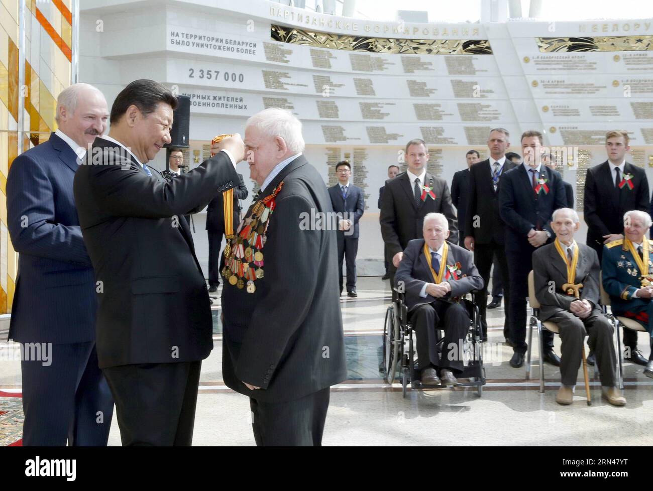 (150511) -- MINSK, 11. Mai 2015 -- chinesischer Präsident Xi Jinping (2. L) verleiht eine Medaille für einen belarussischen Veteranen des Zweiten Weltkriegs im belarussischen Staatlichen Museum des Großen Vaterländischen Krieges während eines Treffens mit 15 belarussischen Veteranen des Zweiten Weltkriegs in Begleitung des belarussischen Präsidenten Alexander Lukaschenko (1. L) in Minsk, der Hauptstadt von Belarus, am 11. Mai 2015. XI kam hier am Sonntag zu einem dreitägigen Staatsbesuch in Belarus an, der erste von einem chinesischen Staatsoberhaupt seit 14 Jahren. ) (Wjq) BELARUS-MINSK-XI JINPING-ALEXANDER LUKASCHENKO-VETERANENTREFFEN JuxPeng PUBLICATIONxNOTxINxCHN 150511 Minsk Ma Stockfoto