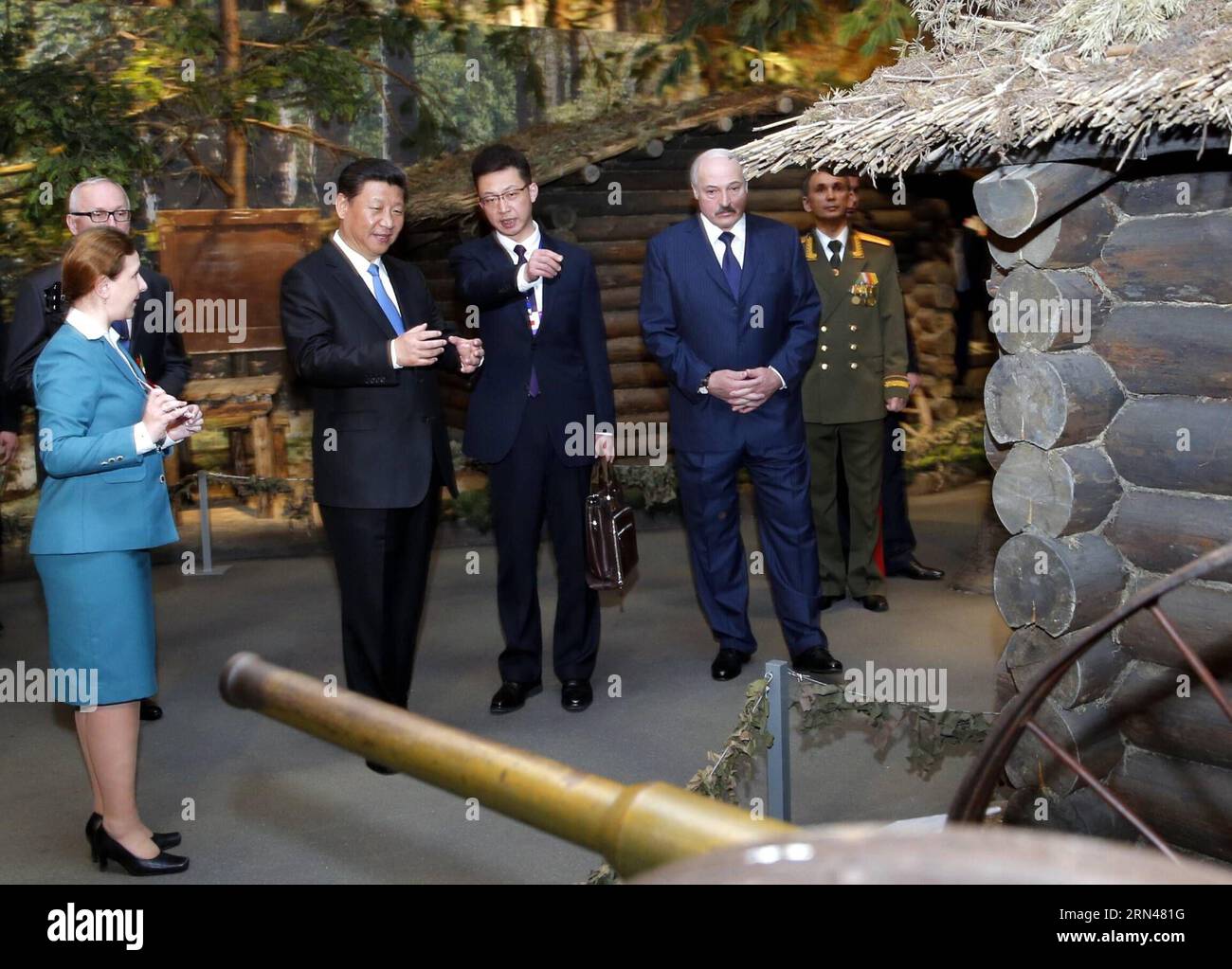 (150511) -- MINSK, 11. Mai 2015 -- der chinesische Präsident Xi Jinping (3., L) und der belarussische Präsident Alexander Lukaschenko (5., L) besuchen das belarussische Staatsmuseum des Großen Vaterländischen Krieges, bevor er 15 belarussische Veteranen des Zweiten Weltkriegs (2. Weltkrieg) in Minsk, der Hauptstadt von Belarus, am 11. Mai 2015 trifft. XI kam hier am Sonntag zu einem dreitägigen Staatsbesuch in Belarus an, der erste von einem chinesischen Staatsoberhaupt seit 14 Jahren. ) (Wjq) BELARUS-MINSK-XI JINPING-ALEXANDER LUKASCHENKO-VETERANENTREFFEN JuxPeng PUBLICATIONxNOTxINxCHN 150511 Minsk 11. Mai 2015 chinesischer Präsident Xi Jinping 3. L und belarussischer Präsident Al Stockfoto