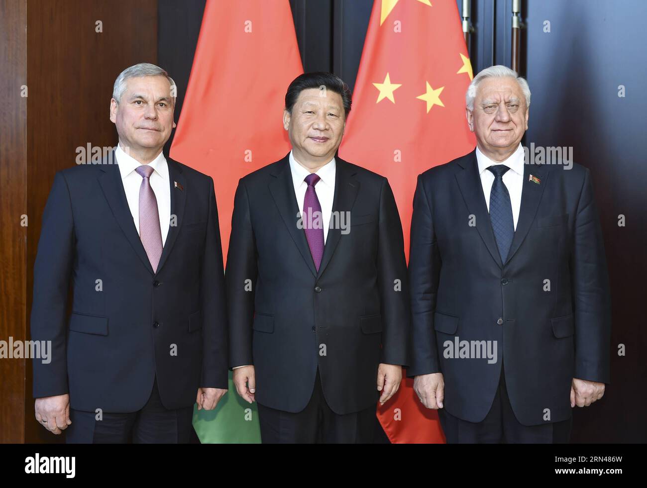 (150511) -- MINSK, 11. Mai 2015 -- der chinesische Präsident Xi Jinping (C) trifft sich mit dem Vorsitzenden des Rates der Republik der Nationalversammlung von Belarus, Michail Myasnikowitsch (R), und dem Vorsitzenden des Repräsentantenhauses der Nationalversammlung von Belarus, Wladimir Andreitschenko, in Minsk, der Hauptstadt von Belarus, am 11. Mai 2015. XI kam hier am Sonntag zu einem dreitägigen Staatsbesuch in Belarus an, der erste von einem chinesischen Staatsoberhaupt seit 14 Jahren.) (Wjq) BELARUS-MINSK-CHINA-XI JINPING-NATIONALE VERSAMMLUNG-SITZUNG XiexHuanchi PUBLICATIONxNOTxINxCHN 150511 Minsk 11. Mai 2015 chinesischer Präsident Xi Jinping C Mee Stockfoto