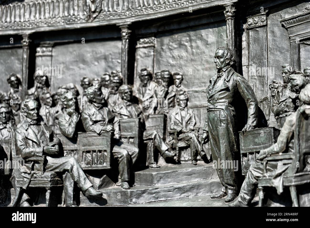 WASHINGTON, DC - die Daniel Webster Statue, an der Kreuzung von Massachusetts Avenue und Rhode Island Avenue im Nordwesten von Washington DC. Daniel Webster (* 18. Januar 1782 bis 24. Oktober 1852) war ein US-amerikanischer Anwalt und Staatsmann, der New Hampshire und Massachusetts im US-Kongress vertrat und als US-Staatssekretär unter den Präsidenten William Henry Harrison, John Tyler und Millard Fillmore diente. Als einer der prominentesten amerikanischen Anwälte des 19. Jahrhunderts argumentierte er zwischen 1814 und seinem Tod 1852 über 200 Fälle vor dem Obersten Gerichtshof der Vereinigten Staaten. Stockfoto