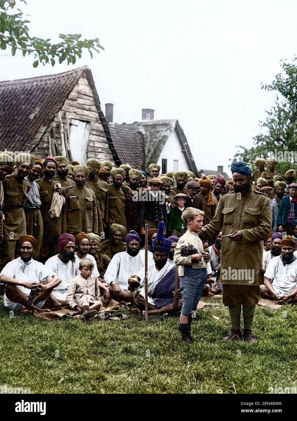 Sikhs & französische Dorfbewohner [Le Sart, Frankreich]. Datum: 24. Juli 1915 Stockfoto