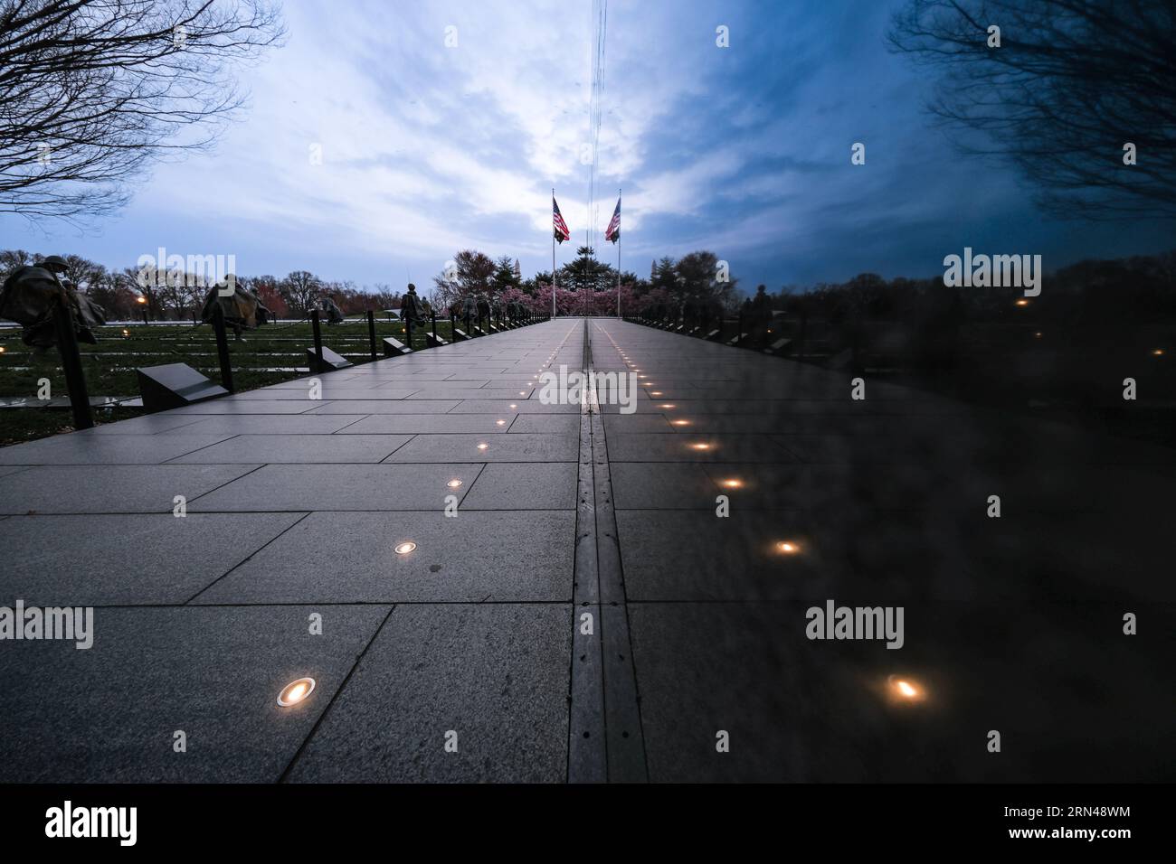 WASHINGTON DC, Vereinigte Staaten – das Korean war Veterans Memorial steht in feierlicher Reflexion unter dem schwachen Licht der Vordämmerung. Stockfoto