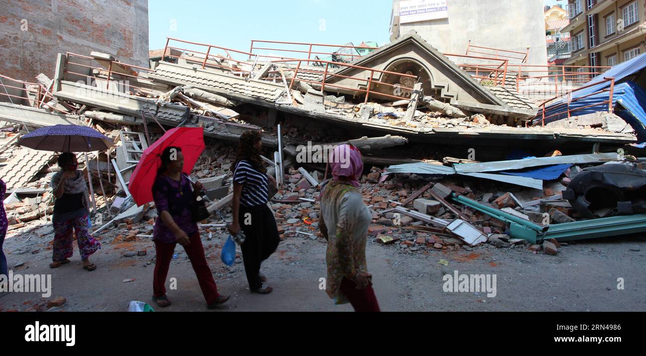 (150513) -- KATHMANDU, 13. Mai 2015 -- Menschen laufen am Standort beschädigter Gebäude in Samakhusi in Kathmandu, Nepal, 13. Mai 2015 vorbei. Die Zahl der Todesopfer in einem neuen starken Beben, das Nepal am Dienstag getroffen hat, hat 65 erreicht und mehr als 1.900 andere wurden verletzt, sagte das Innenministerium am Mittwoch. )(azp) NEPAL-KATHMANDU-EARTHQUAKE-AFTERMATH SunilxSharma PUBLICATIONxNOTxINxCHN 150513 Kathmandu 13. Mai 2015 Prominente gehen an der Stelle der beschädigten Gebäude in Kathmandu vorbei Nepal 13. Mai 2015 die Todesopfer in einem neuen mächtigen Quake Thatcher haben Nepal AM Dienstag 65 und mehr erreicht Stockfoto