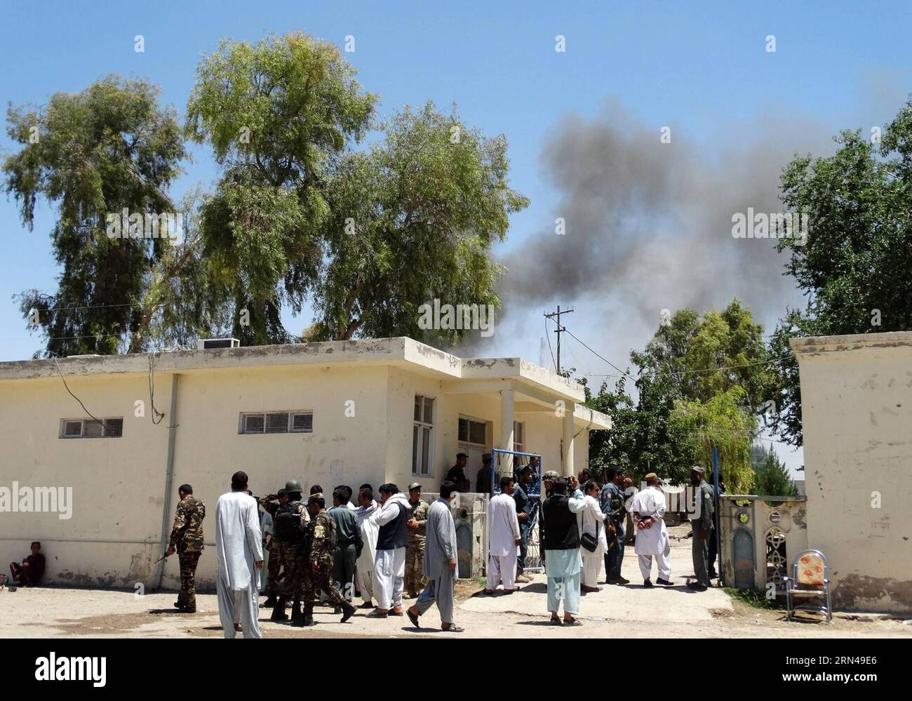 KABUL, 13. Mai 2015 – Rauch steigt aus einem Gebäude auf, das von Taliban-Militanten am Ort eines Angriffs in der Provinz Helmand im Süden Afghanistans am 13. Mai 2015 besetzt wurde. Laut einer offiziellen Quelle wurden bei einer Schießerei in Lashkar Gah, der Hauptstadt der südafghanischen Provinz Helmand, am Mittwoch sieben Menschen getötet, während sieben weitere verletzt wurden. )(azp) AFGHANISTAN-HELMAND-ANGRIFF Safdare PUBLICATIONxNOTxINxCHN Kabul 13. Mai 2015 Rauch steigt aus einem Gebäude, das von Taliban-Militanten AM Ort des Angriffs in der Provinz Helmand im Süden Afghanistans AM Mai besetzt wurde Stockfoto