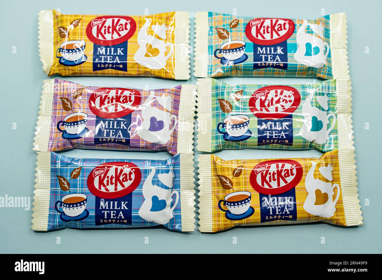 Barcelona, Spanien. September 2023: Nestle Japanese Kitkat Milk Tea Aromated KitKats. Stockfoto