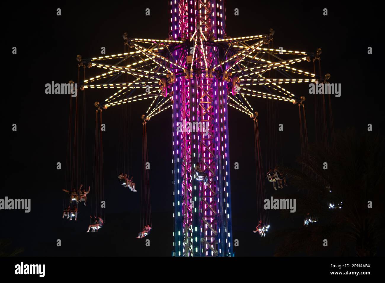 ORLANDO, Florida, USA – der Orlando StarFlyer erleuchtet den Nachthimmel im Icon Park in Orlando, Florida. Mit einer Höhe von 450 Metern ist der StarFlyer die höchste Schaukel der Welt. Die Attraktion bietet den Besuchern einen Panoramablick auf die Stadt und die Unterhaltungsviertel von Orlando. Stockfoto