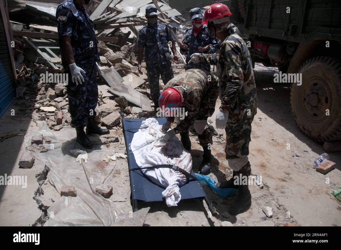 (150514) -- DOLAKHA, 14. Mai 2015 -- nepalesische Soldaten finden die Leiche eines Erdbebenopfers im Bezirk Dolakha, etwa 130 km östlich von Kathmandu, Nepal, 14. Mai 2015. Die Zahl der Todesopfer in einem neuen starken Beben, das Nepal am Dienstag getroffen hat, ist auf 96 gestiegen und rund 2.563 andere verletzt, sagte die Nepal Polizei in ihrem neuesten Update am Donnerstag. ) NEPAL-DOLAKHA-ERDBEBEN-OPFER PratapxThapa PUBLICATIONxNOTxINxCHN 150514 Dolakha 14. Mai 2015 Mitarbeiter der nepalesischen Armee finden die Leiche des Erdbebenopfers im Dolakha-Bezirk etwa 130 km östlich von Kathmandu Nepal 14. Mai 2015 die Todesopfer in einem Fresh Pow Stockfoto