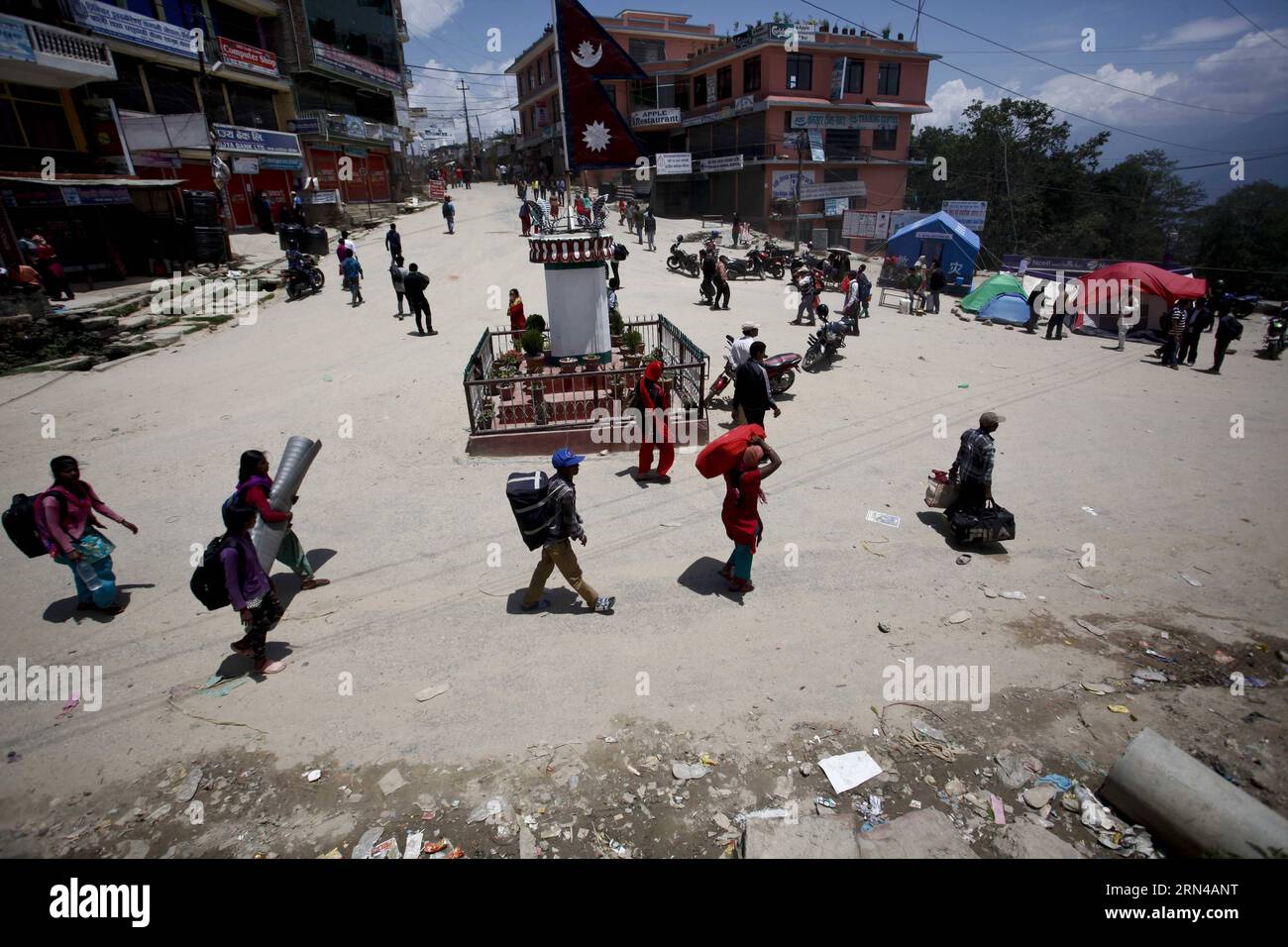 DOLAKHA, Mai 2015 -- Menschen mit ihren Habseligkeiten gehen in Richtung sicherer Ort in Dolakha, etwa 150 km von Kathmandu, Nepal, 15. Mai 2015. Die Zahl der Todesopfer in einem neuen starken Beben, das Nepal am Dienstag erschütterte, ist auf 117 und rund 2, 760 Verletzte gestiegen, sagte die Polizei von Nepal in ihrem neuesten Update am Freitag. ) NEPAL-DOLAKHA-ERDBEBEN PratapxThapa PUBLICATIONxNOTxINxCHN Dolakha Mai 2015 Berühmtheiten mit ihren Angehörigen auf dem Weg zum sicheren Ort in Dolakha etwa 150 km von Kathmandu entfernt Nepal 15. Mai 2015 die Zahl der Todesopfer in einem frisch mächtigen Quake Thatcher erschütterte Nepal AM Dienstag auf 117 und Stockfoto