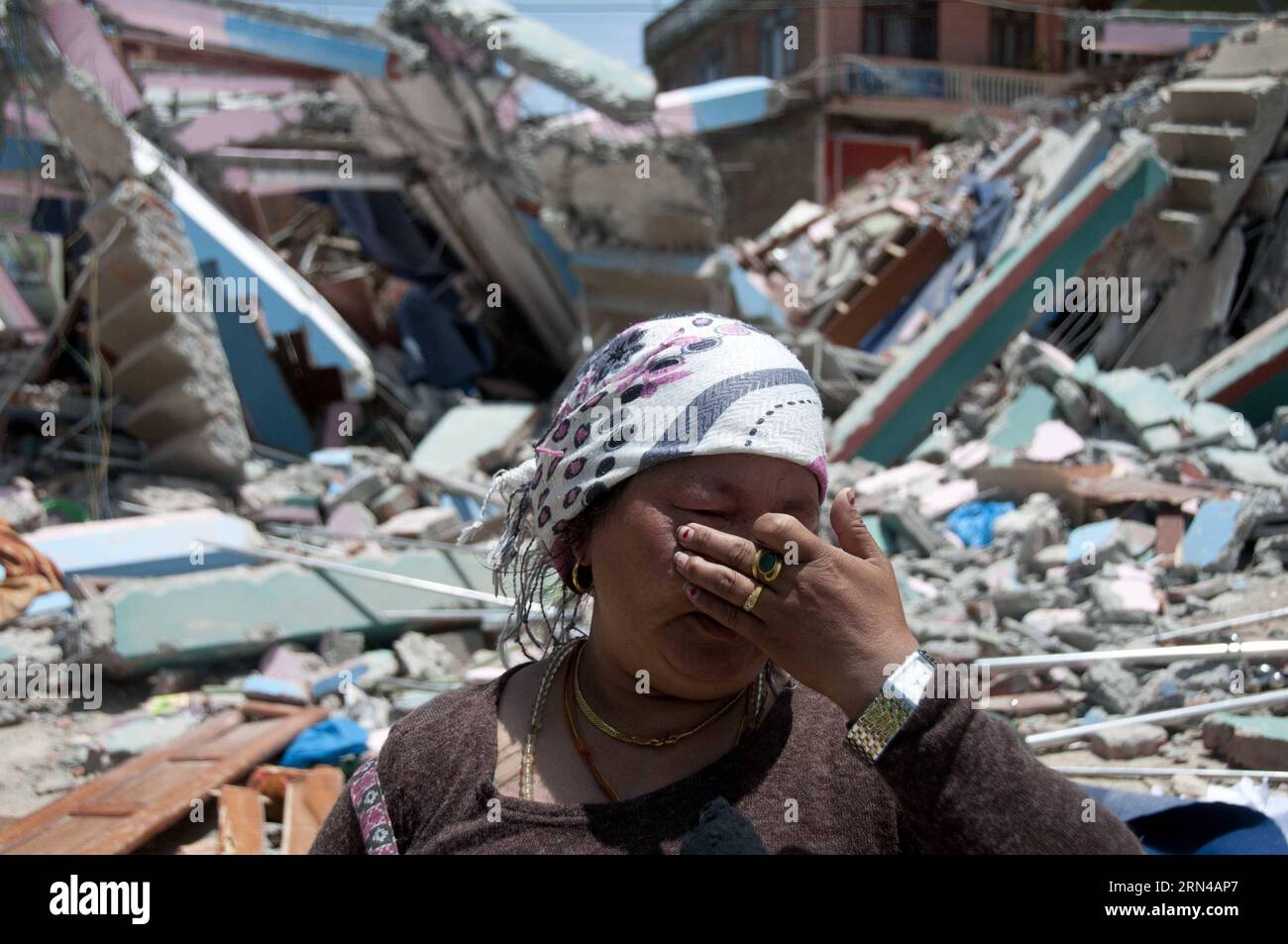 DOLAKHA, Mai 2015 -- Eine Frau trauert vor ihrem eingestürzten Haus in der erdbebengeschädigten Gegend in Dolakha, etwa 150 km von Kathmandu, Nepal, 15. Mai 2015. Die Zahl der Todesopfer in einem neuen starken Beben, das Nepal am Dienstag erschütterte, ist auf 117 und rund 2, 760 Verletzte gestiegen, sagte die Polizei von Nepal in ihrem neuesten Update am Freitag. ) NEPAL-DOLAKHA-ERDBEBEN PratapxThapa PUBLICATIONxNOTxINxCHN Dolakha Mai 2015 eine Frau Grieves vor ihrem eingestürzten Haus in der Erdbebenregion in Dolakha, etwa 150 km von Kathmandu entfernt Nepal 15. Mai 2015 die Todesopfer in einem frisch mächtigen Quake Thatcher Roc Stockfoto