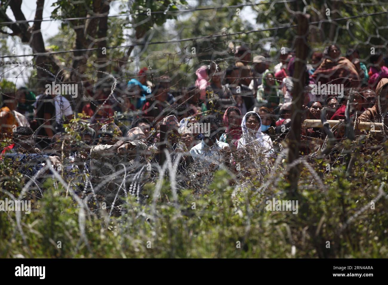 DOLAKHA, Mai 2015 -- Menschen warten auf ihre Familienmitglieder und Verwandten vor dem Hubschrauberlandeplatz der Nepalesischen Armee in Dolakha, etwa 150 km von Kathmandu, Nepal, 15. Mai 2015. Die Zahl der Todesopfer in einem neuen starken Beben, das Nepal am Dienstag erschütterte, ist auf 117 und rund 2, 760 Verletzte gestiegen, sagte die Polizei von Nepal in ihrem neuesten Update am Freitag. ) NEPAL-DOLAKHA-ERDBEBEN PratapxThapa PUBLICATIONxNOTxINxCHN Dolakha Mai 2015 Prominente warten auf ihre Familienmitglieder und Verwandten vor dem Helipad der Nepal Army in Dolakha etwa 150 km von Kathmandu entfernt Nepal 15. Mai 2015 die Todesopfer in einem frischen mächtigen Q Stockfoto