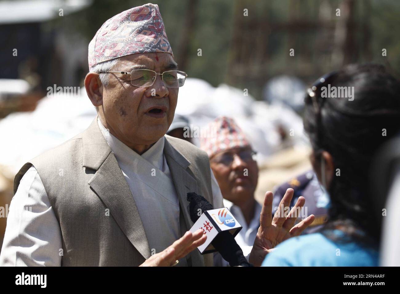 DOLAKHA, Mai 2015 -- der nepalesische Minister für Inneres Bamdev Gautam (L) erhält ein Interview von Xinhua News Agency Correspondent über die Lage der Nothilfe und Hilfe sowie den Zustand der Menschen in Dolakha, etwa 150 km von Kathmandu, Nepal, am 15. Mai 2015. Die Zahl der Todesopfer in einem neuen starken Beben, das Nepal am Dienstag erschütterte, ist auf 117 und rund 2, 760 Verletzte gestiegen, sagte die Polizei von Nepal in ihrem neuesten Update am Freitag. ) NEPAL-DOLAKHA-ERDBEBEN PratapxThapa PUBLICATIONxNOTxINxCHN Dolakha Mai 2015 NEPALESISCHE Minister für Inneres Gautam l erhält ein Interview von XINHUA News Stockfoto