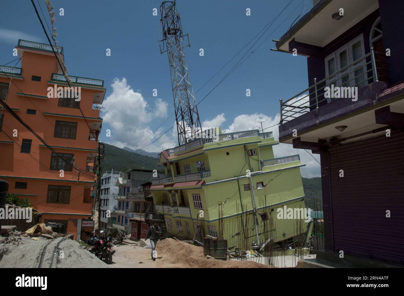 DOLAKHA, Mai 2015 -- Häuser werden in der erdbebengeschädigten Gegend in Dolakha, etwa 150 km von Kathmandu, Nepal, 15. Mai 2015, beschädigt gesehen. Die Zahl der Todesopfer in einem neuen starken Beben, das Nepal am Dienstag erschütterte, ist auf 117 und rund 2, 760 Verletzte gestiegen, sagte die Polizei von Nepal in ihrem neuesten Update am Freitag. ) NEPAL-DOLAKHA-ERDBEBEN PratapxThapa PUBLICATIONxNOTxINxCHN Dolakha Mai 2015 Häuser sind Seen, die in dem erdbebenbetroffenen Gebiet in Dolakha etwa 150 km von Kathmandu entfernt beschädigt wurden Nepal 15. Mai 2015 die Zahl der Todesopfer in einem frisch mächtigen Quake Thatcher erschütterte Nepal AM Dienstag ist auf 117 gestiegen Stockfoto