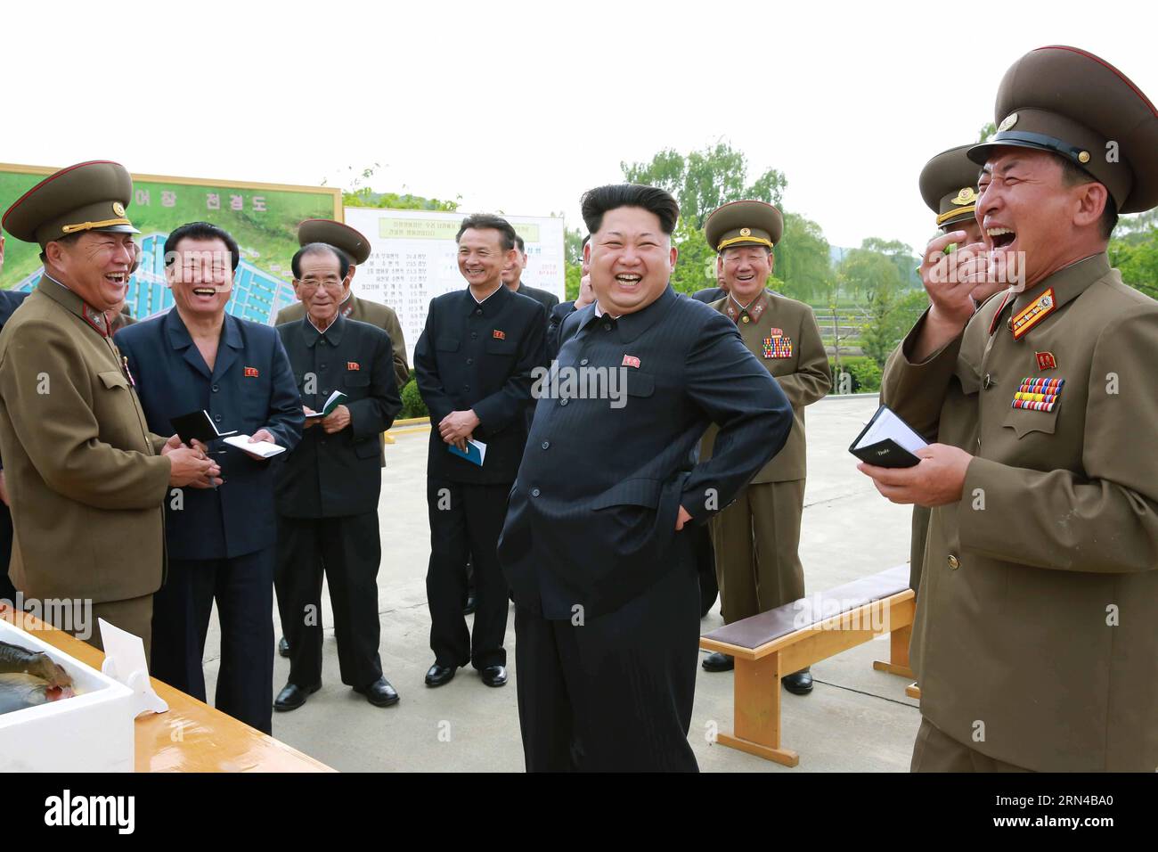 (150515) -- PJÖNGJANG, 15. Mai 2015 -- das Foto der Korean Central News Agency () vom 15. Mai 2015 zeigt den Spitzenführer der Demokratischen Volksrepublik Korea (DVRK) Kim Jong UN (C), der kürzlich die Fischfarm Sinchang unter der Einheit 810 der koreanischen Volksarmee (KPA) inspiziert hat. ) DPRK-KIM JONG UN-SINCHANG FISCHZUCHTINSPEKTION KCNA PUBLICATIONxNOTxINxCHN Pyongyang 15. Mai 2015 Foto der Koreanischen Zentralnachrichtenagentur AM 15. Mai 2015 zeigt den Spitzenführer der Demokratischen Prominenten der Republik Korea, DPRK Kim Jong UN C, der kürzlich die Fischfarm unter Einheit 810 der koreanischen Prominenten S inspiziert hat Ar Stockfoto