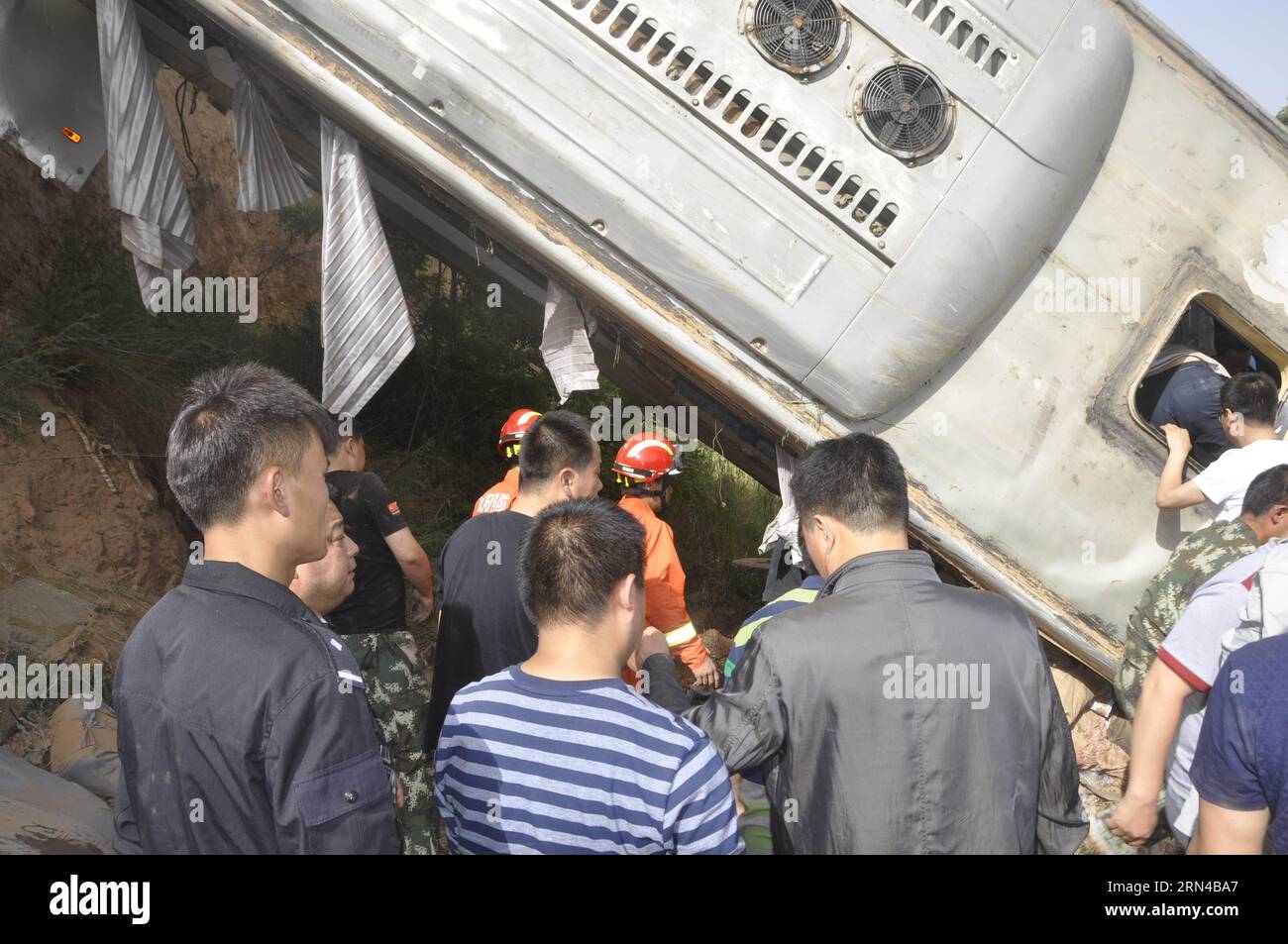 (150515) -- XIANYANG, 15. Mai 2015 -- Rettungskräfte arbeiten am Unfallort, nachdem ein Bus umgestürzt und in ein Tal im Chunhua County der Stadt Xianyang, nordwestchinesische Provinz Shaanxi, am 15. Mai 2015 gefallen war. Mindestens 33 Menschen wurden getötet und 6 weitere verletzt bei dem Unfall, der sich am Freitag gegen 15:27 Uhr ereignete, als ein Bus mit 44 Passagieren und zwei Fahrern 30 Meter in eine Schlucht stürzte. ) (mp) CHINA-SHAANXI-XIANYANG-BUS-TURNED-DEATH (CN) KongxWeizhe PUBLICATIONxNOTxINxCHN Xianyang 15. Mai 2015 Rettungsarbeiten AM Unfallort nach einem umgestürzten Bus und Fell in ein Tal in Chun Stockfoto