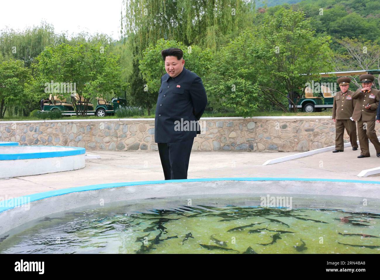 (150515) -- PJÖNGJANG, 15. Mai 2015 -- Foto der Koreanischen Zentralnachrichtenagentur () am 15. Mai 2015 zeigt den Spitzenführer der Demokratischen Volksrepublik Korea (DVRK) Kim Jong UN, der vor kurzem die Fischfarm Sinchang unter der Einheit 810 der koreanischen Volksarmee (KPA) inspiziert. ) DPRK-KIM JONG UN-SINCHANG FISH FARM-INSPEKTION KCNA PUBLICATIONxNOTxINxCHN Pyongyang 15. Mai 2015 Foto von der Koreanischen Zentralnachrichtenagentur AM 15. Mai 2015 zeigt Top Leader der Demokratischen Prominenten S Republik Korea, DPRK Kim Jong UN, der kürzlich die FISH unter der Einheit 810 der koreanischen Prominenten S Army inspiziert hat KPA Stockfoto