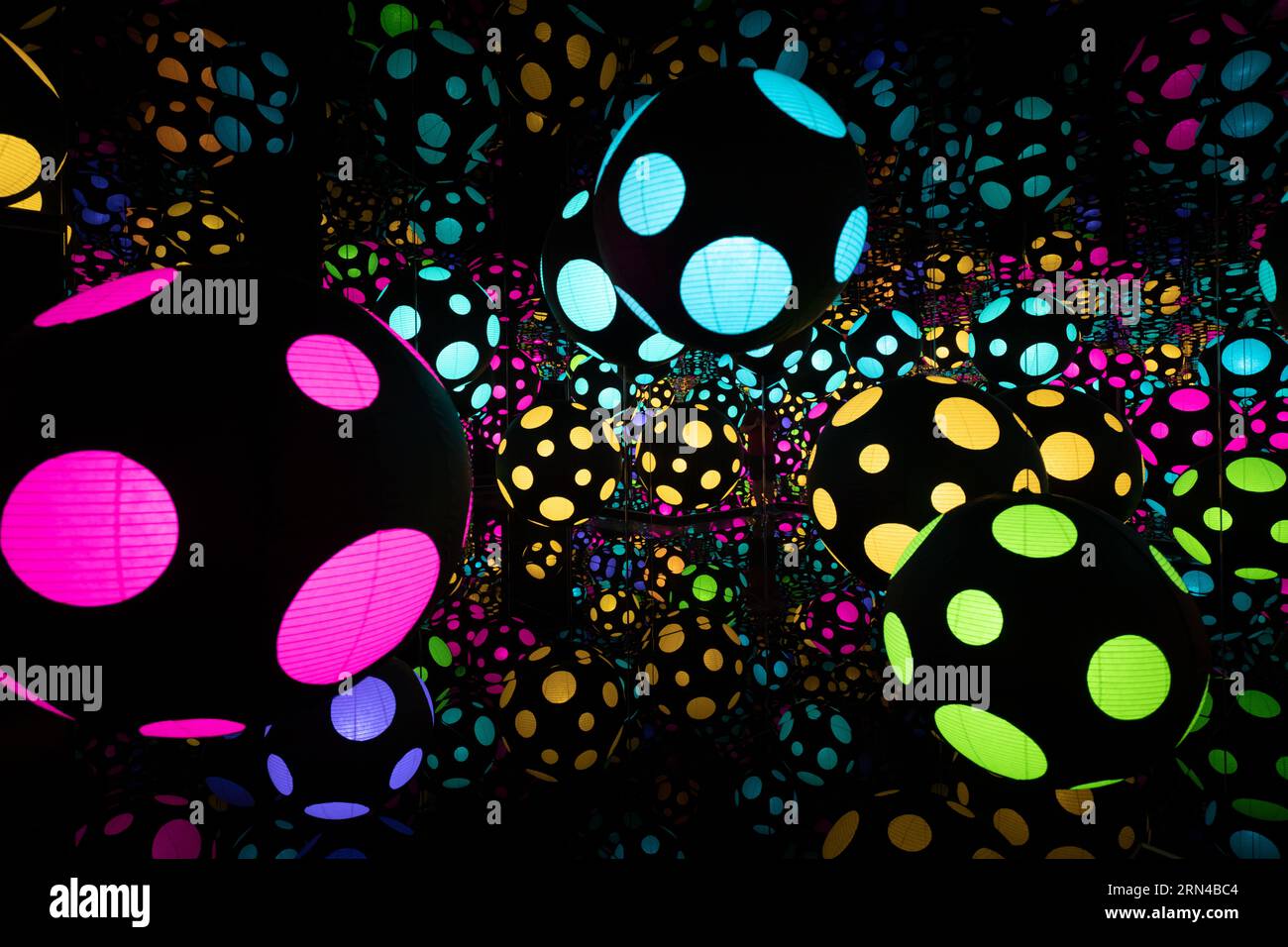 Yayoi Kusama Infinity Room Hirshhorn Museum Washington DC // WASHINGTON DC - einer der innovativen Infinity Zimmer, die Teil der Ausstellung „One with Eternity“ von Yayoi Kusama im Smithsonian Hirshhorn Museum ist. Diese Arbeit der berühmten japanischen zeitgenössischen Künstlerin verkörpert ihren charakteristischen Stil, Polka Dots, Spiegel und unendliche Räume zu verschmelzen und die Verflechtungen von Leben und Kosmos zu betonen. Stockfoto