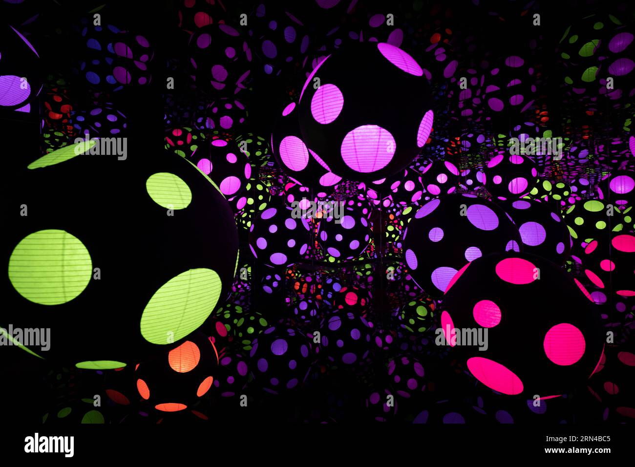 Yayoi Kusama Infinity Room Hirshhorn Museum Washington DC // WASHINGTON DC - einer der innovativen Infinity Zimmer, die Teil der Ausstellung „One with Eternity“ von Yayoi Kusama im Smithsonian Hirshhorn Museum ist. Diese Arbeit der berühmten japanischen zeitgenössischen Künstlerin verkörpert ihren charakteristischen Stil, Polka Dots, Spiegel und unendliche Räume zu verschmelzen und die Verflechtungen von Leben und Kosmos zu betonen. Stockfoto