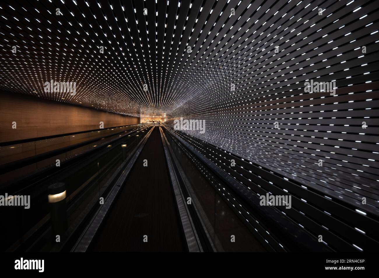 National Gallery of Art Multiverse Light Sculpture Washington DC // WASHINGTON DC — 'Multiverse' (2008) von Leo Villareal, eine immersive Lichtskulptur-Installation mit 41.000 computerprogrammierten LEDs, beleuchtet den 200 Fuß langen Concourse Walkway, der die Ost- und Westgebäude der National Gallery of Art verbindet Dieses dynamische Bildmaterial erzeugt ständig wechselnde Lichtmuster und verbindet programmierte Sequenzen mit Elementen des Zufalls. Stockfoto