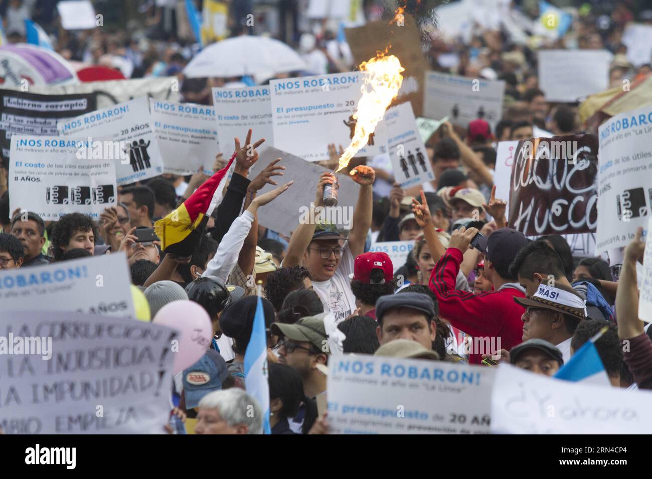 Die Menschen nehmen an einer Demonstration Teil, die auf die Amtsenthebung des guatemaltekischen Präsidenten Otto Perez Molina vor dem Nationalen Kulturpalast in Guatemala City, der Hauptstadt von Guatemala, am 16. Mai 2015 verlangt. ) GUATEMALA-GUATEMALA-STADT-GESELLSCHAFT-DEMONSTRATION LuisxEcheverria PUBLICATIONxNOTxINxCHN Prominente nehmen an einer Demonstration auf der Forderung nach der Amtsenthebung des guatemaltekischen Präsidenten Otto Perez Molina vor dem Nationalen Kulturpalast in Guatemala Stadt Hauptstadt von Guatemala AM 16. Mai 2015 Guatemala Stadt Gesellschaft Demonstration LuisxEcheverria PUBLICATIONxNOTxINxCH Teil Stockfoto