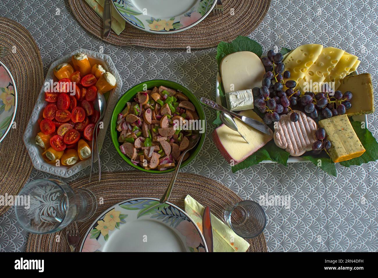 Tisch mit kaltem Buffet, Tomaten, gefülltem Paprika, Wurstsalat, Käse mit Trauben, Bayern, Deutschland Stockfoto