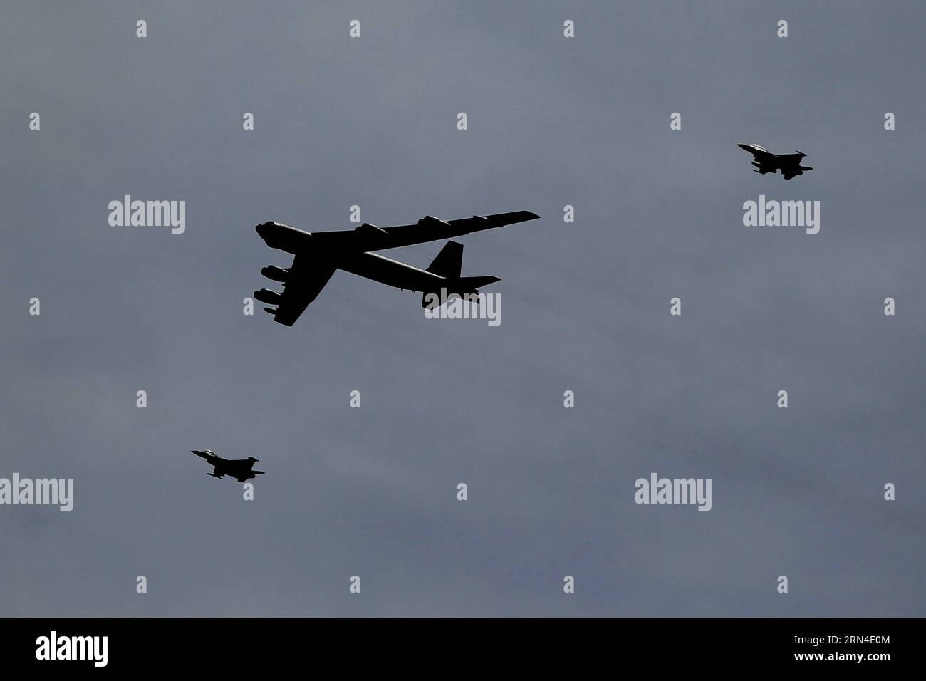 Ein strategischer US-Bomber B-52 nimmt an gemeinsamen Manövern zwischen Jordanien und den USA während der eifrigen Lion-Militärübungen in Mudawwara, nahe der Grenze zu Saudi-Arabien, etwa 280 Kilometer südlich der jordanischen Hauptstadt Amman, am 18. Mai 2015 Teil. ) JORDAN-MUDAWWARA-EIFRIGE LÖWENMANÖVER MohammadxAbuxGhosh PUBLICATIONxNOTxINxCHN ein US-strategischer Bomber B 52 nimmt AM 18. Mai 2015 an Joint Jordan US-Manövern während der eifrigen Löwen-Militärübungen in der Nähe der Grenze zu Saudi-Arabien etwa 280 Kilometer südlich der jordanischen Hauptstadt Amman Teil Stockfoto