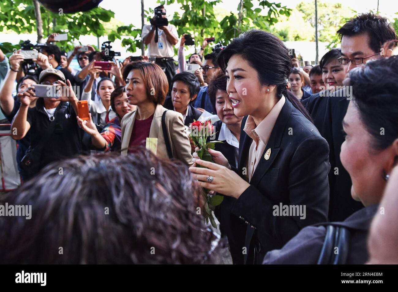 (150519) -- BANGKOK, 19. Mai 2015 -- der ehemalige thailändische Premierminister Yingluck Shinawatra kommt, um an der ersten Gerichtsverhandlung wegen einer Strafanzeige gegen sie vor dem Obersten Gerichtshof in Bangkok am 19. Mai 2015 teilzunehmen. Yingluck Shinawatra hat am Dienstag alle Anklagen in der ersten Verhandlung eines Falles, in dem sie des Vergehens in einem umstrittenen Reisverpfändungssystem beschuldigt wird, zurückgewiesen. THAILAND-BANGKOK-YINGLUCK-SUPREME COURT-HEARING LixMangmang PUBLICATIONxNOTxINxCHN 150519 Bangkok 19. Mai 2015 die ehemaligen thailändischen Premierminister Yingluck Shinawatra kommen zur ersten Gerichtsverhandlung wegen einer Strafanzeige gegen Stockfoto