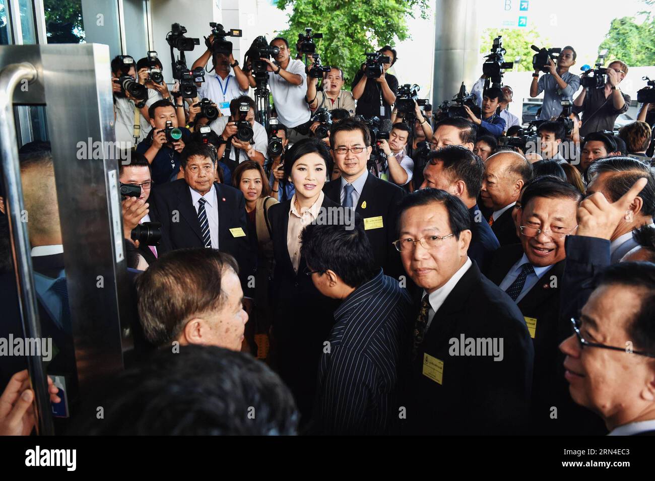 (150519) -- BANGKOK, 19. Mai 2015 -- der ehemalige thailändische Premierminister Yingluck Shinawatra kommt, um an der ersten Gerichtsverhandlung wegen einer Strafanzeige gegen sie vor dem Obersten Gerichtshof in Bangkok am 19. Mai 2015 teilzunehmen. Yingluck Shinawatra hat am Dienstag alle Anklagen in der ersten Verhandlung eines Falles, in dem sie des Vergehens in einem umstrittenen Reisverpfändungssystem beschuldigt wird, zurückgewiesen. THAILAND-BANGKOK-YINGLUCK-SUPREME COURT-HEARING LixMangmang PUBLICATIONxNOTxINxCHN 150519 Bangkok 19. Mai 2015 die ehemaligen thailändischen Premierminister Yingluck Shinawatra kommen zur ersten Gerichtsverhandlung wegen einer Strafanzeige gegen Stockfoto